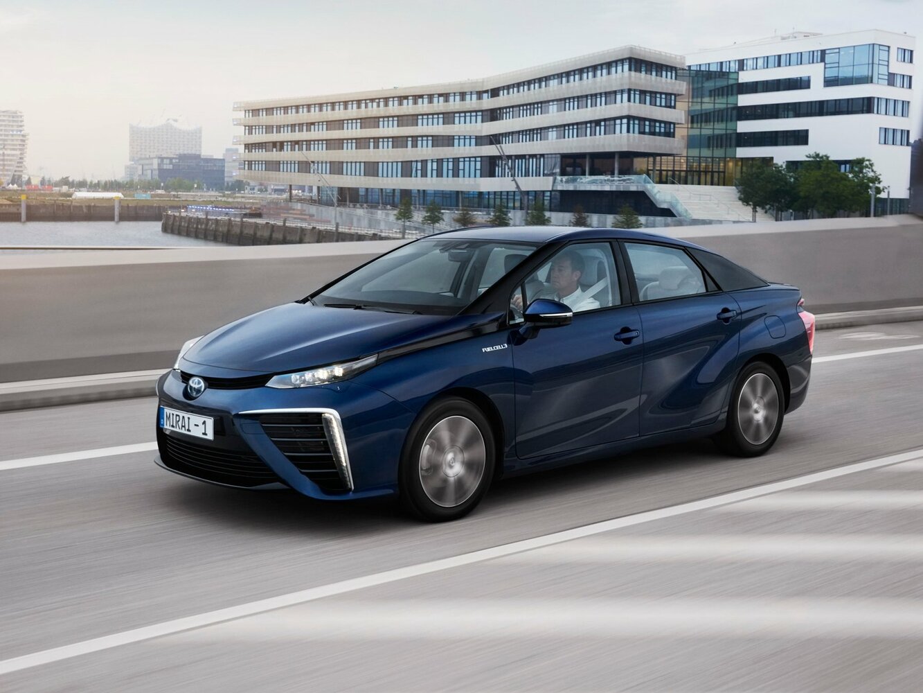 Toyota Mirai — I поколение (2015–2020)
