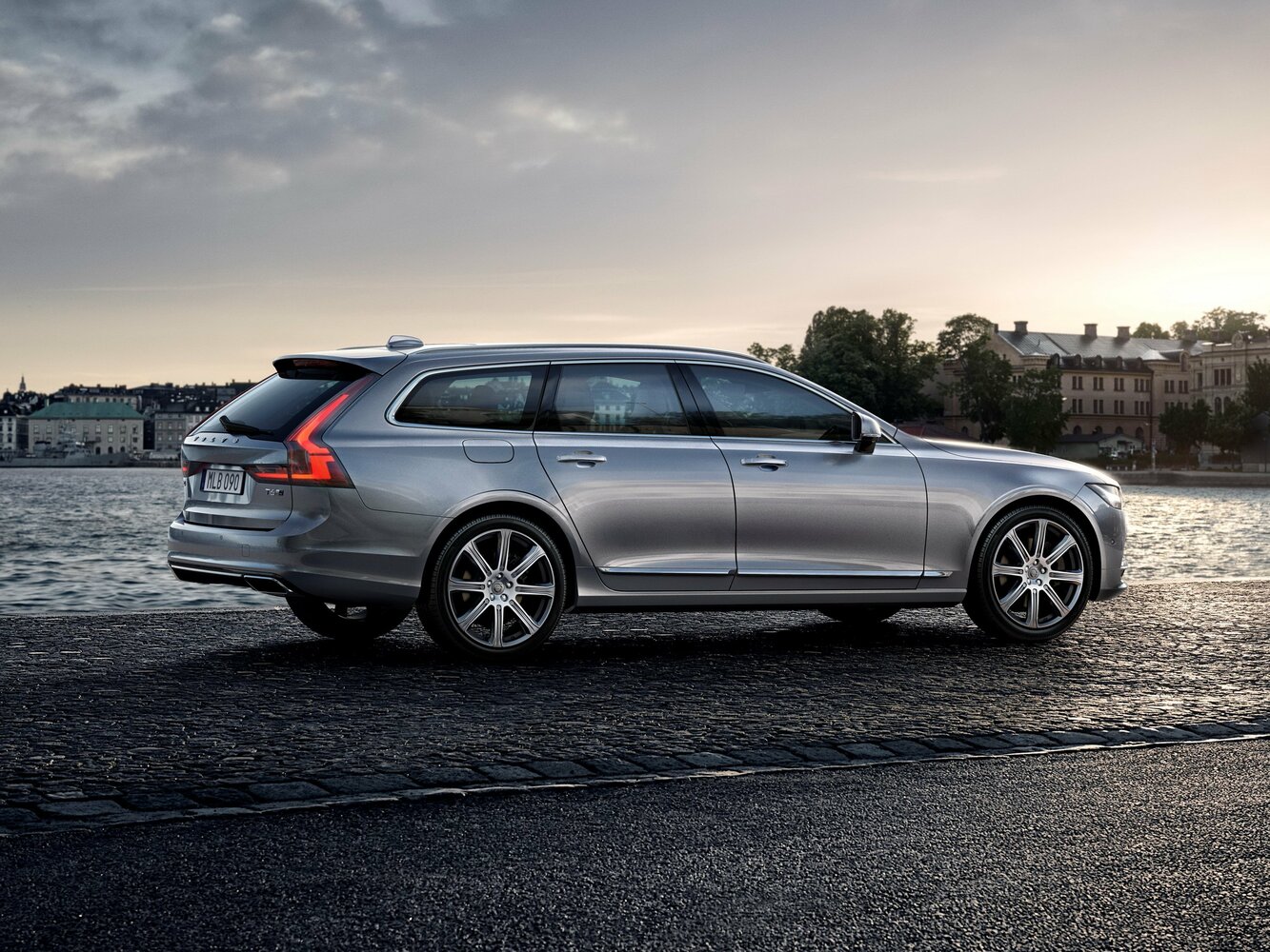 Volvo V90 D4