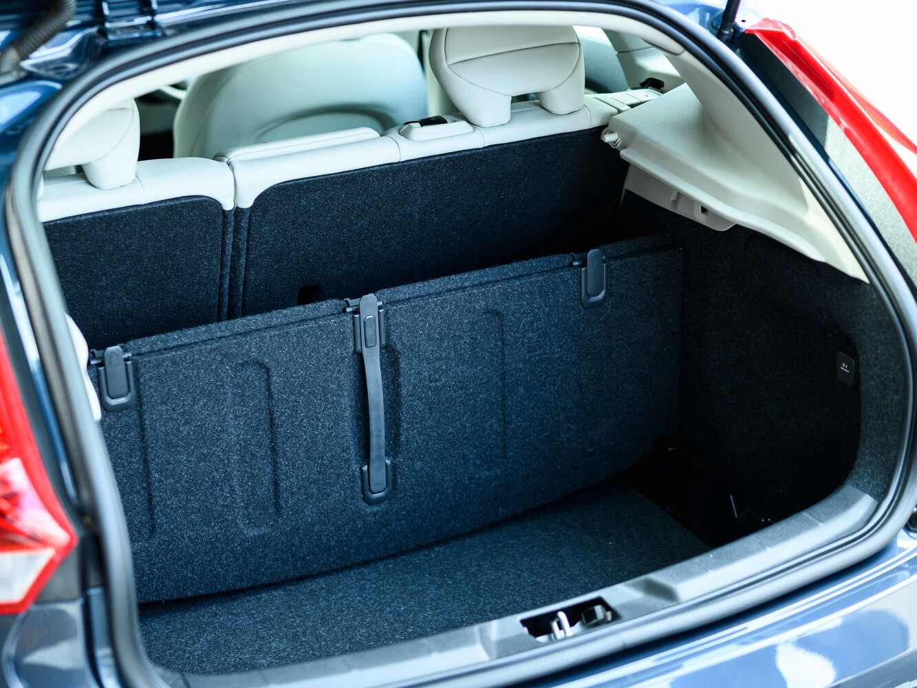 Volvo V40 — справочные фотографии комплектации, Багажник