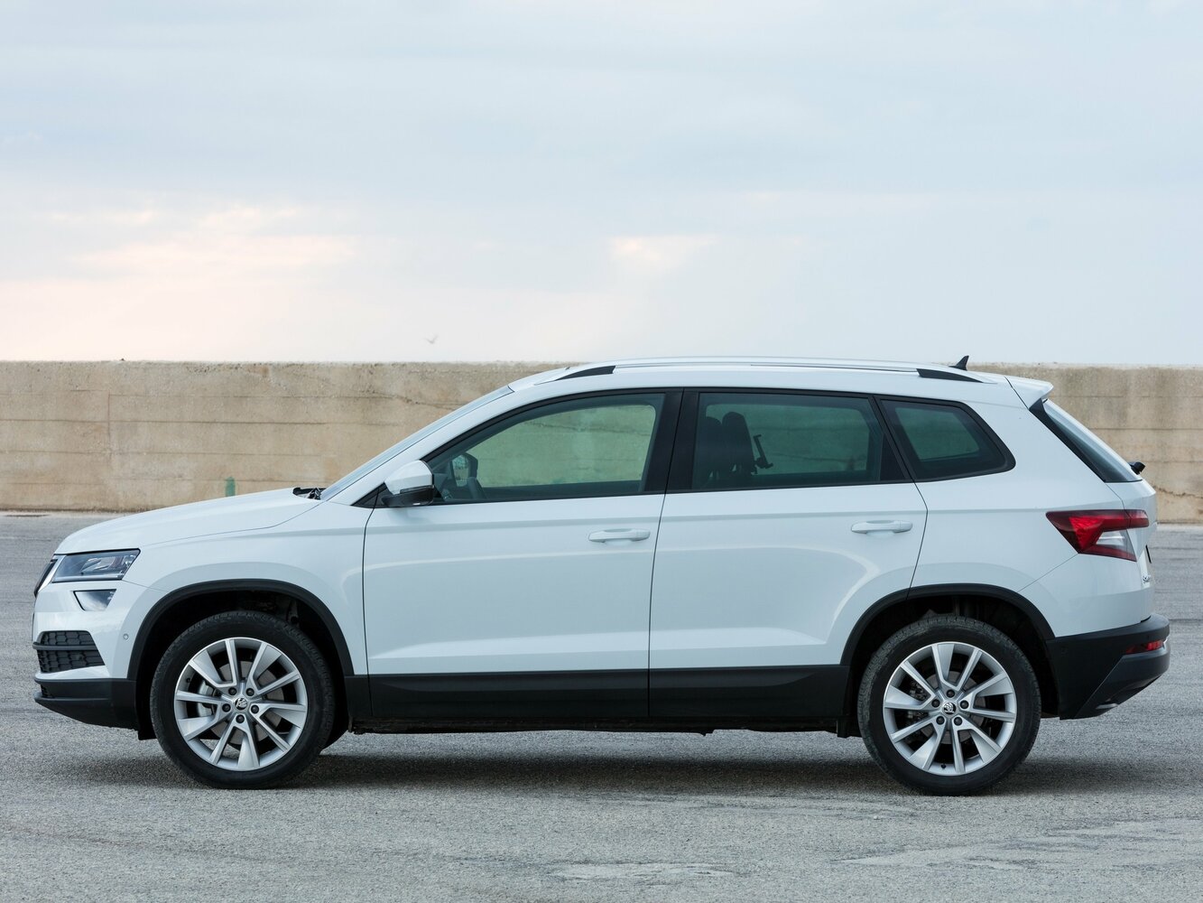 Skoda Karoq — справочные фотографии комплектации, Сбоку