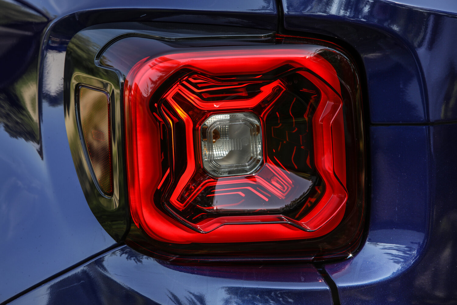 Jeep Renegade — справочные фотографии комплектации, Задняя фара