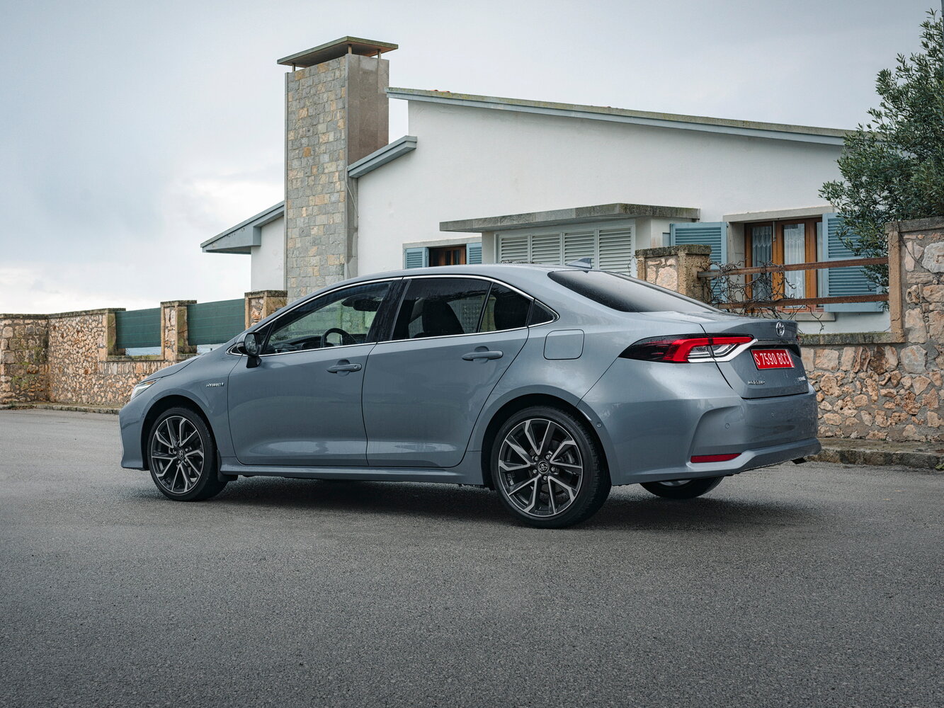 Toyota Corolla — справочные фотографии комплектации, 3/4 сзади