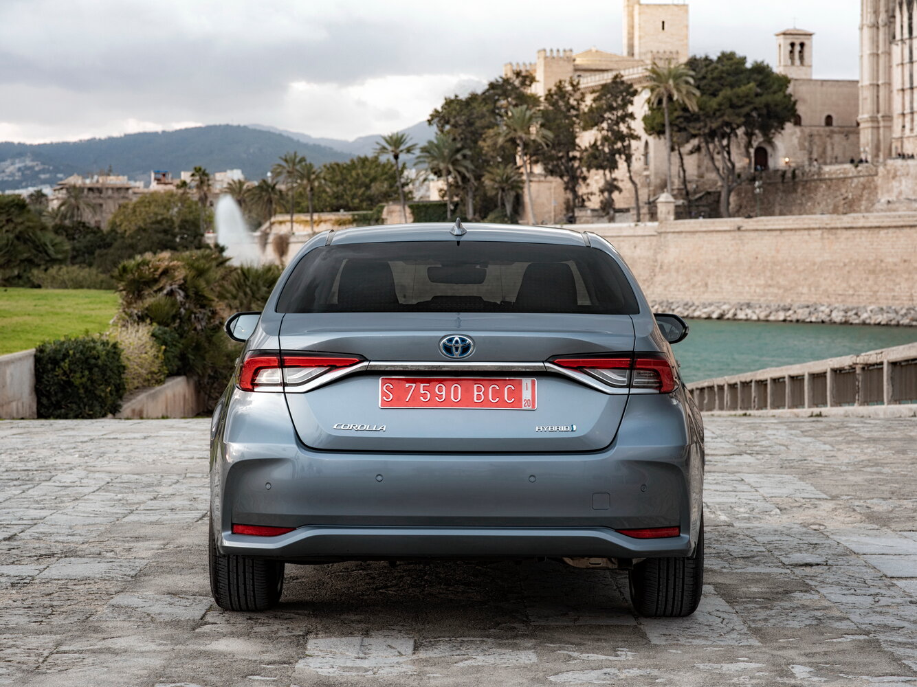Toyota Corolla — справочные фотографии комплектации, Сзади
