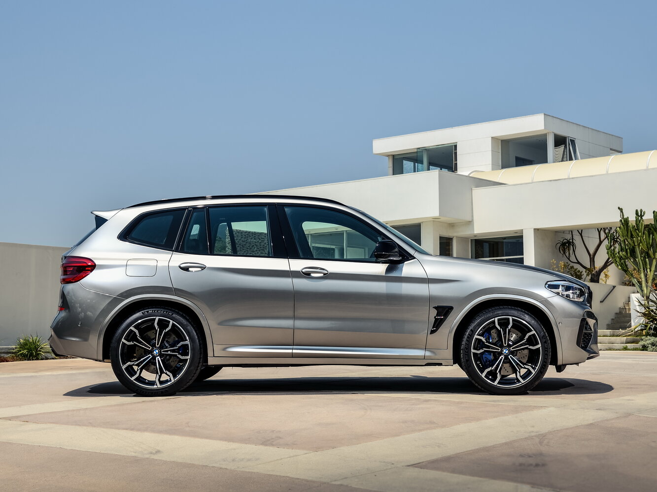 BMW X3 M — справочные фотографии комплектации, Сбоку