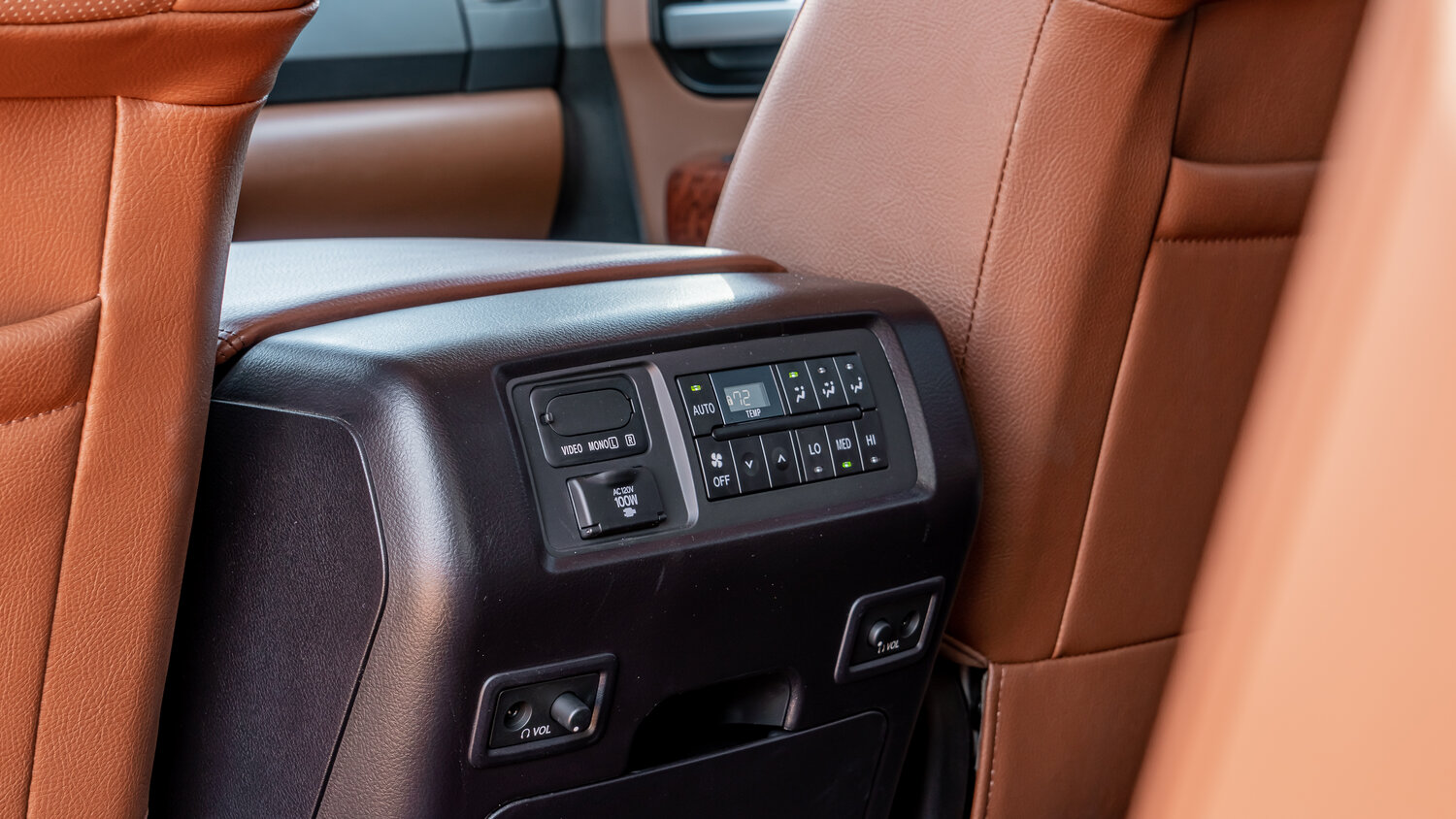 Toyota Sequoia — справочные фотографии комплектации, Интерьер 2