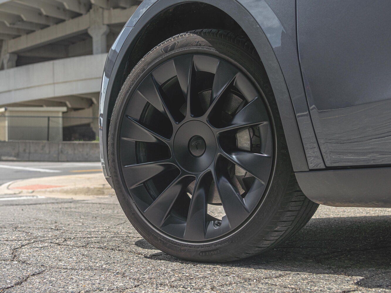 Tesla Model Y — справочные фотографии комплектации, Диск