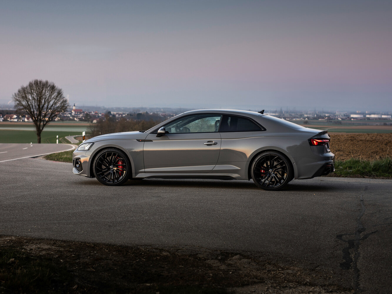 Audi RS 5 — справочные фотографии комплектации, Сбоку