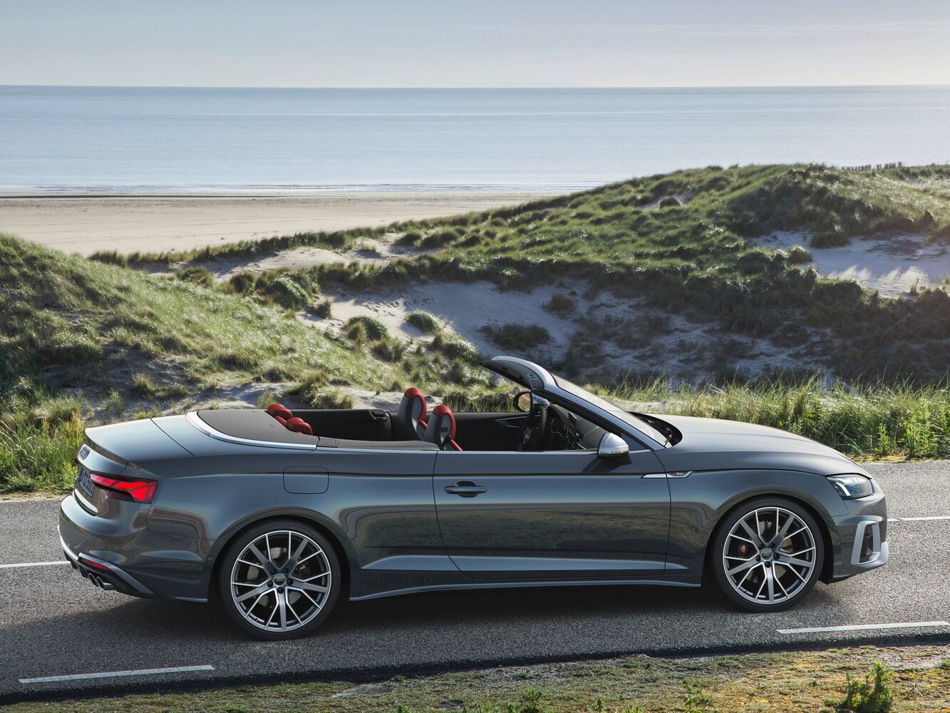 Audi S5 — справочные фотографии комплектации, Сбоку