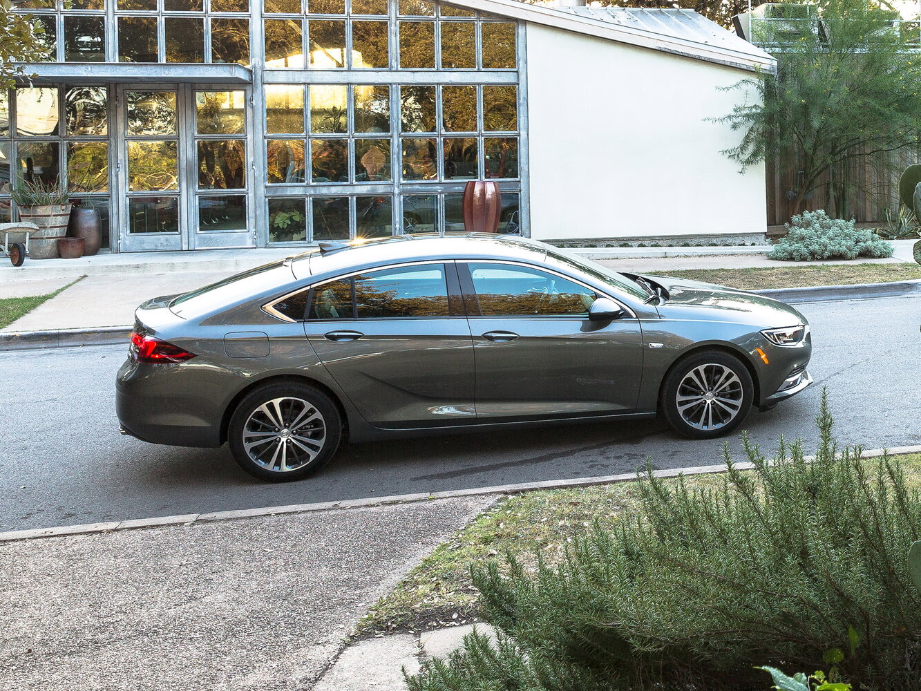 Buick Regal — справочные фотографии комплектации, Сбоку