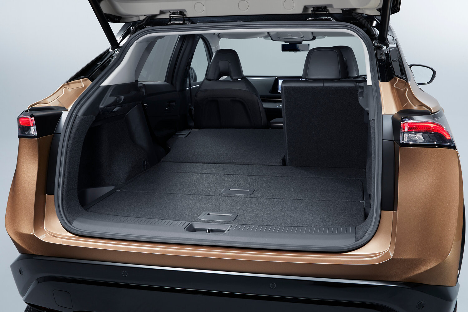 Nissan Ariya — справочные фотографии комплектации, Багажник