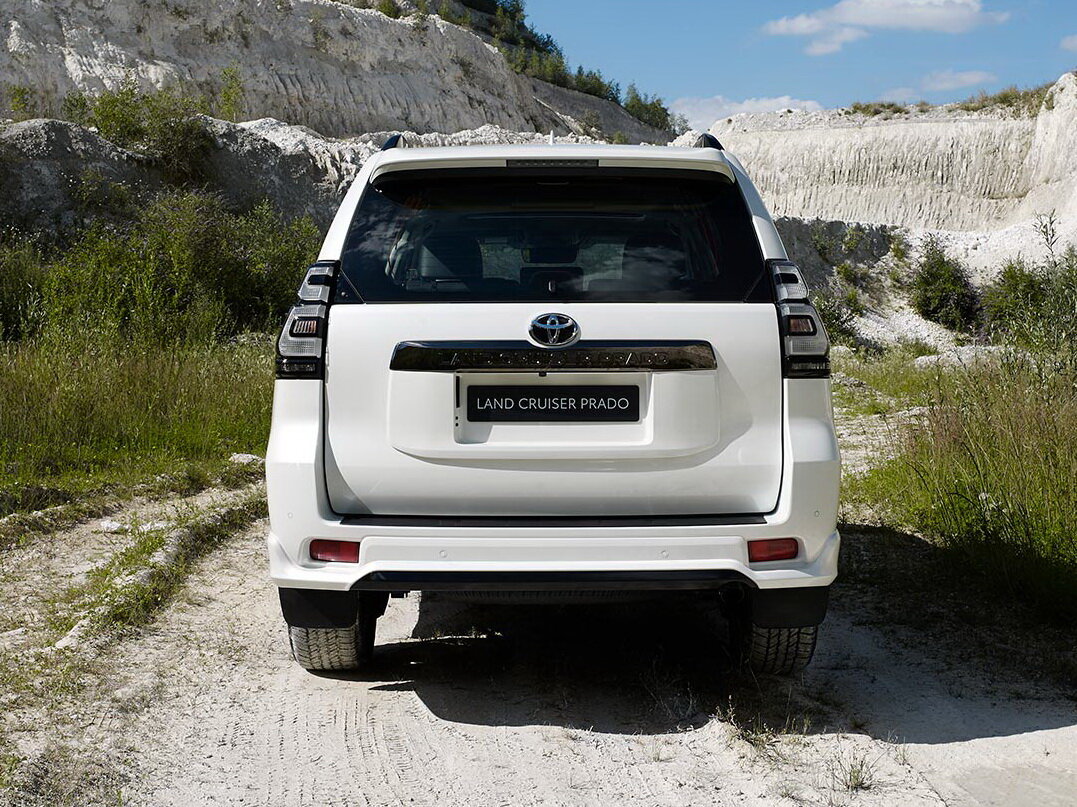 Toyota Land Cruiser Prado 2023 4.0L AT 7 мест