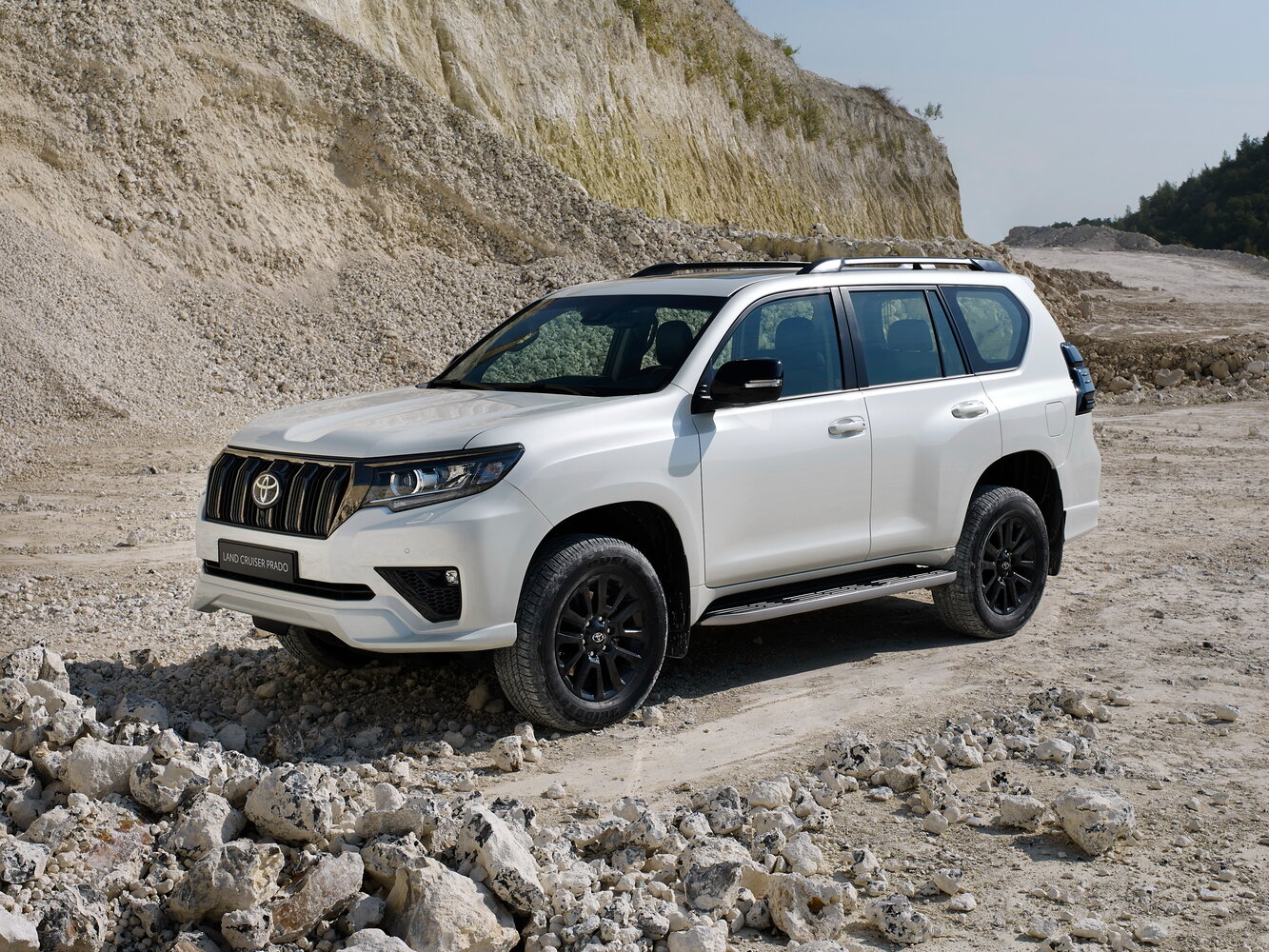 Toyota Land Cruiser Prado 2023 4.0L AT 7 мест