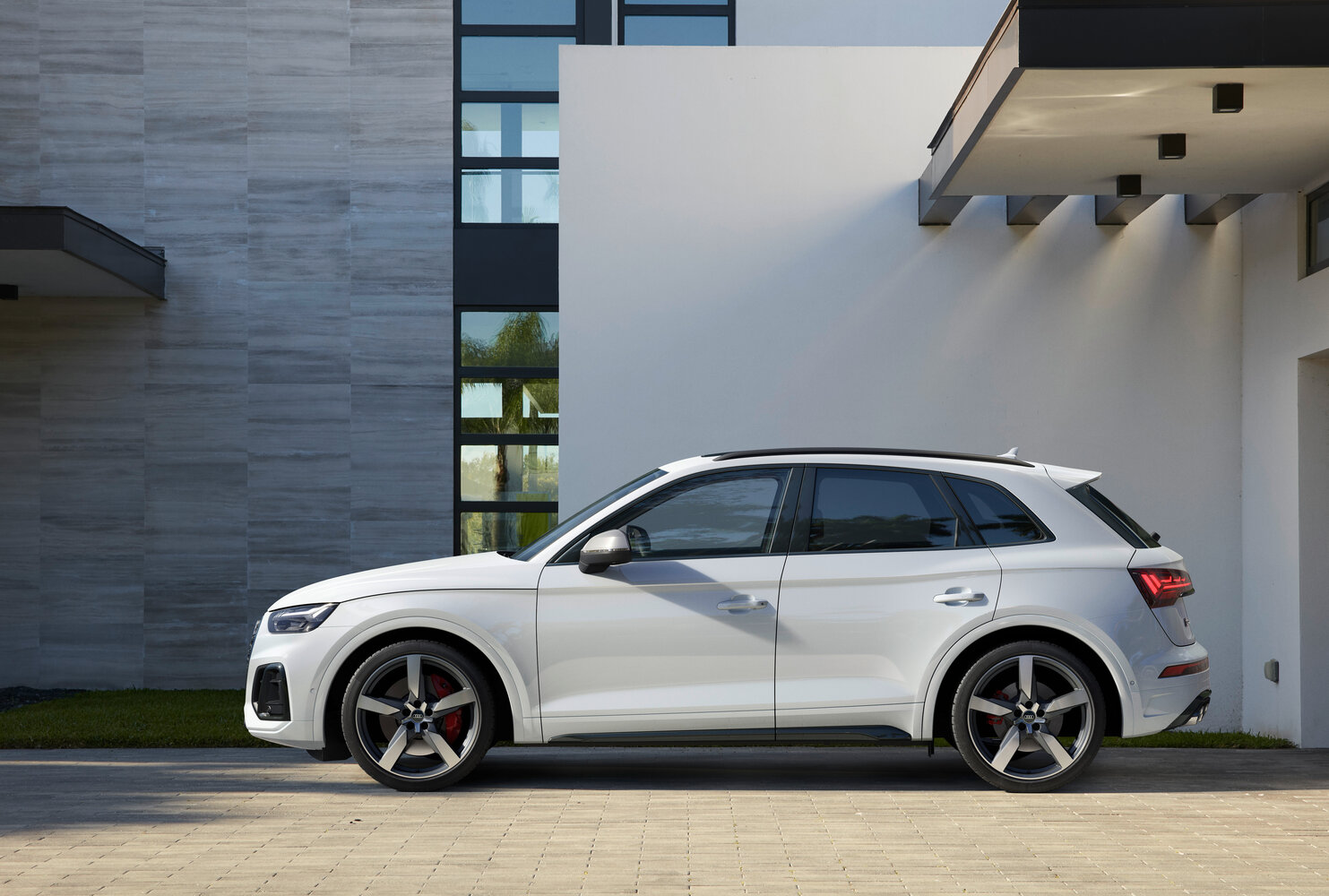 Audi SQ5 — справочные фотографии комплектации, Сбоку