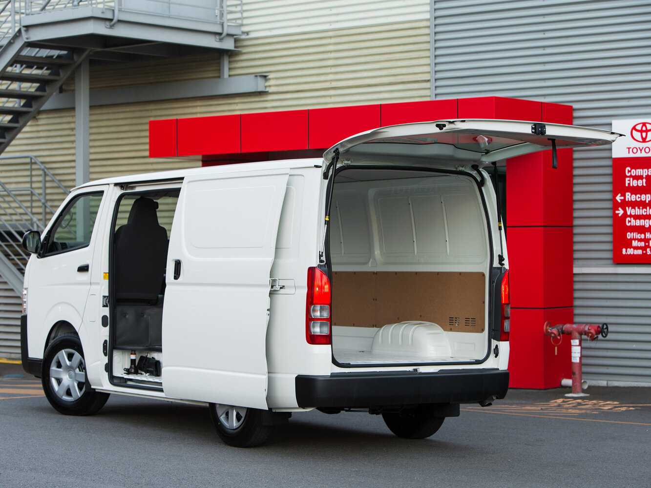 Toyota HiAce 2015 2.7L AT 13 мест