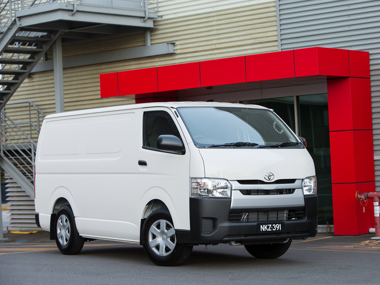 Toyota HiAce 2015 2.7L AT 13 мест