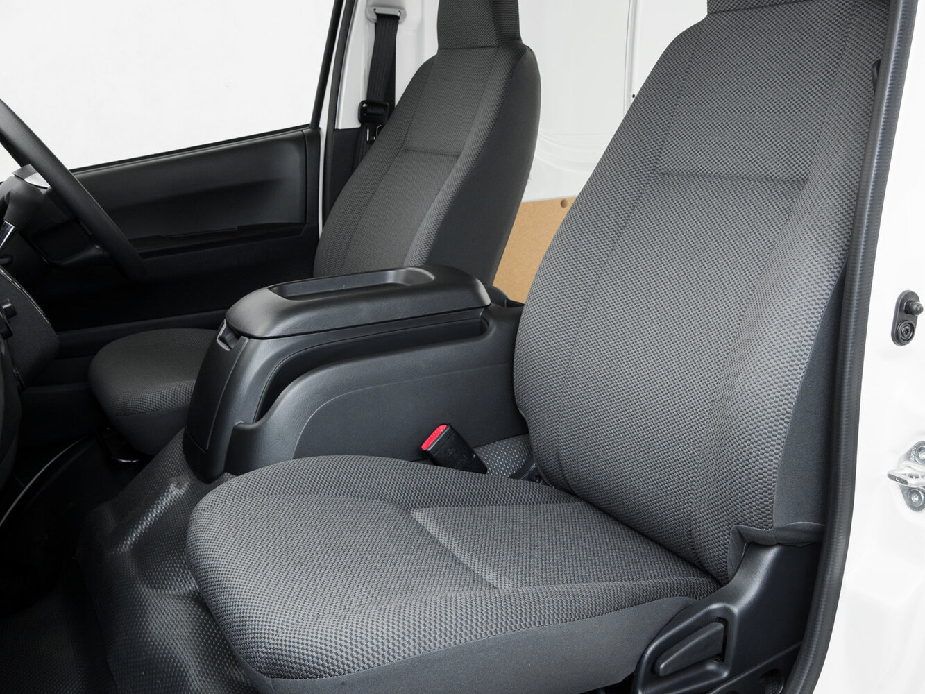 Toyota HiAce 2015 2.7L AT 13 мест