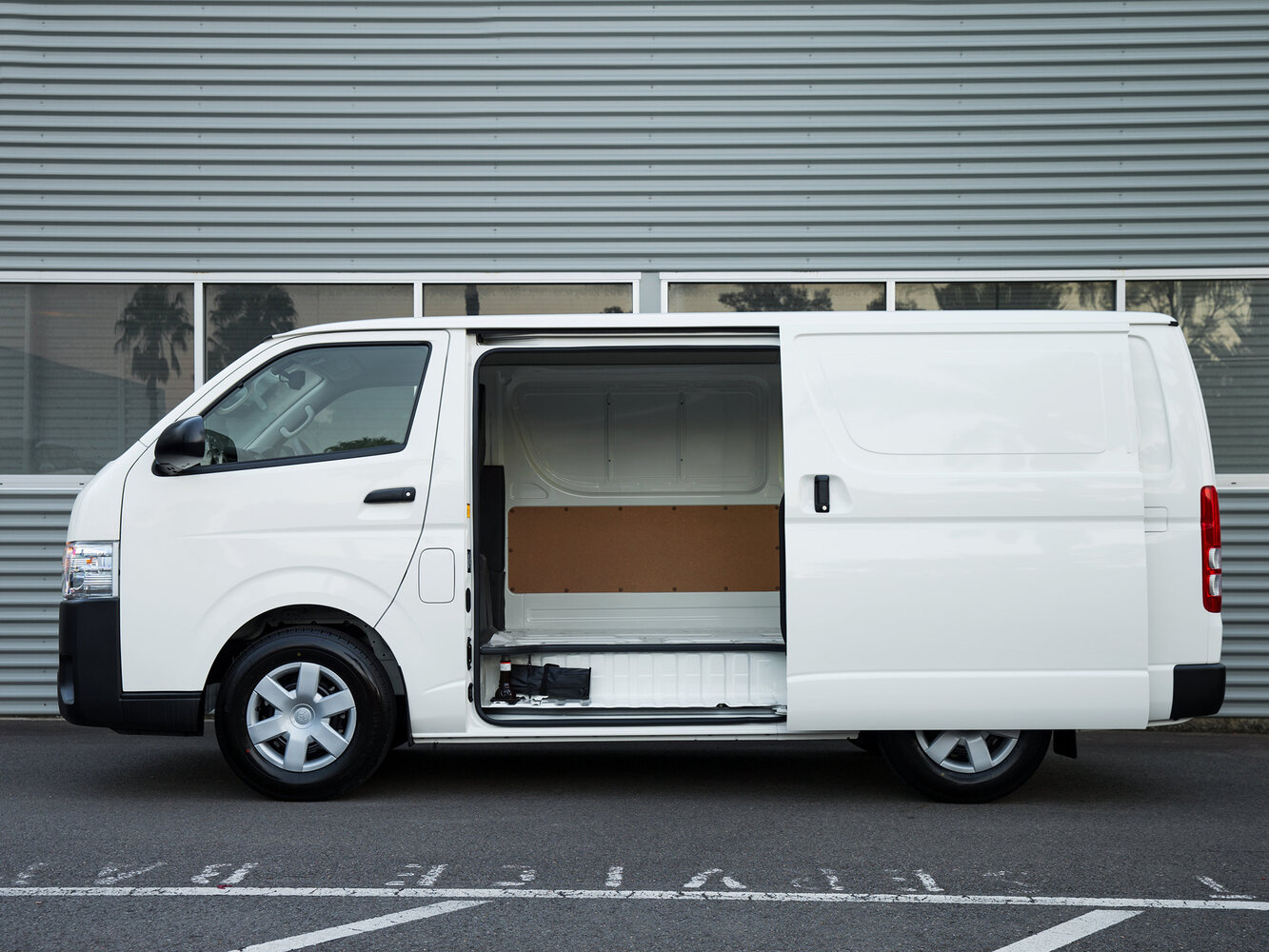 Toyota HiAce 2015 2.7L AT 13 мест