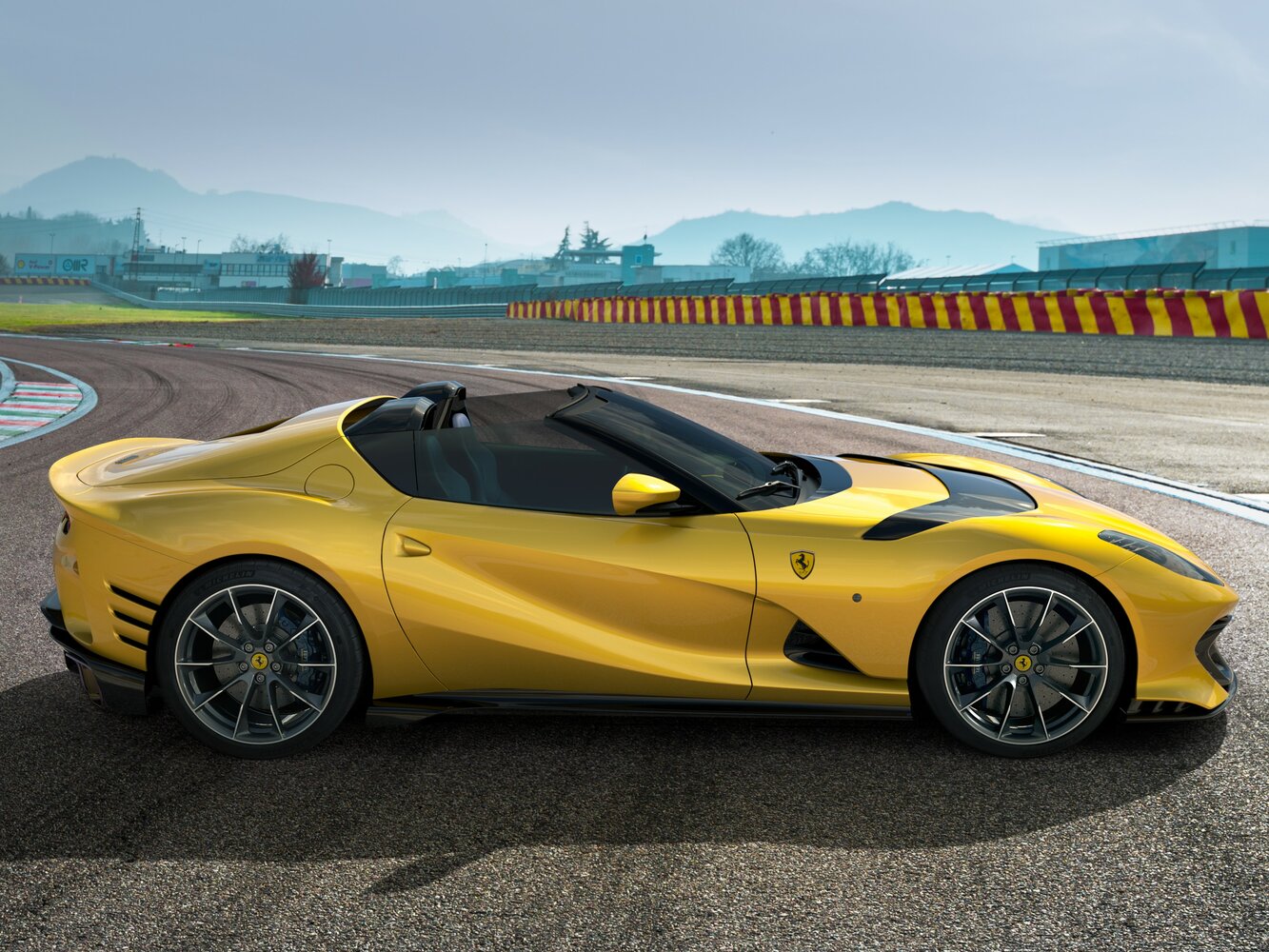 Ferrari 812 — справочные фотографии комплектации, Сбоку