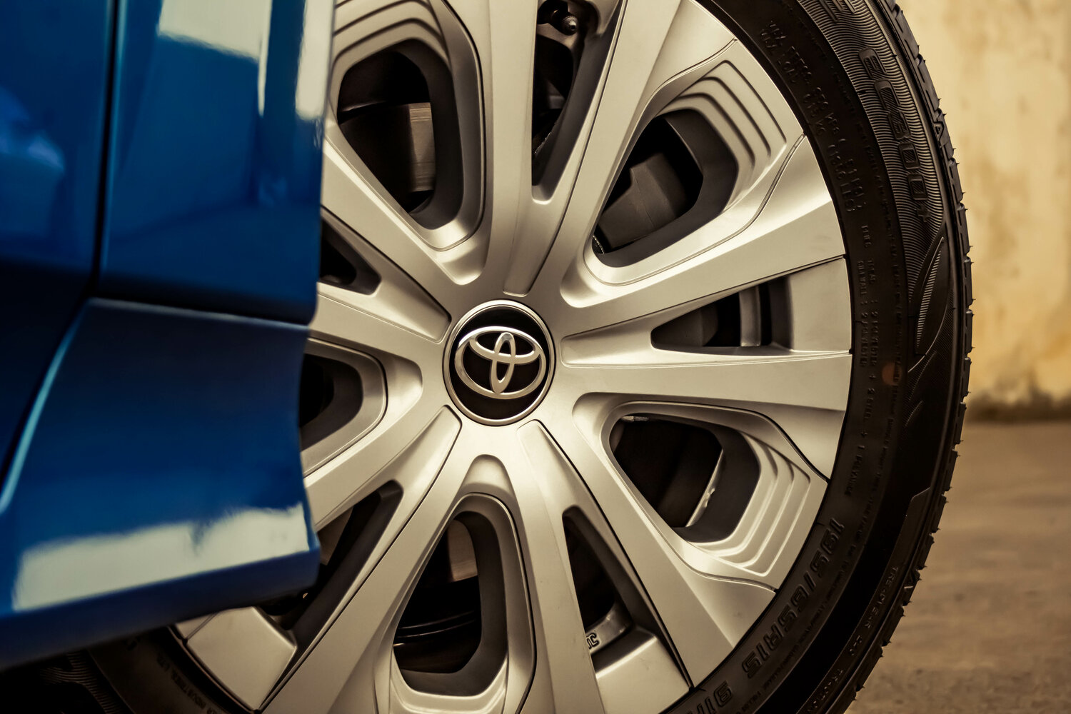 Toyota Prius — справочные фотографии комплектации, Диск