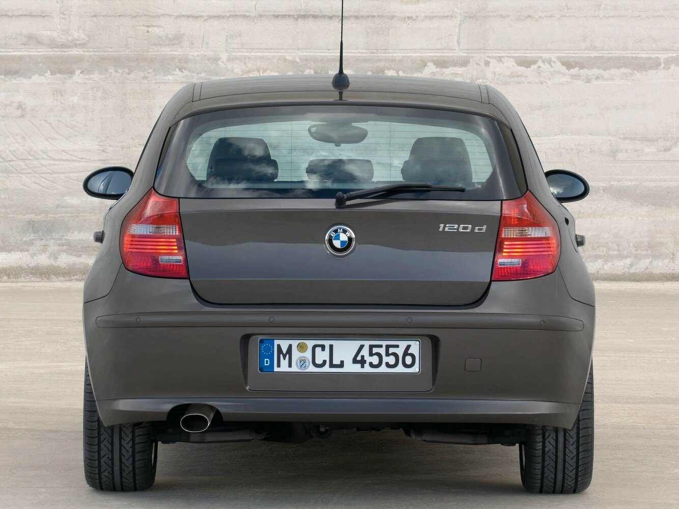 BMW 1 серии — справочные фотографии комплектации, Сзади