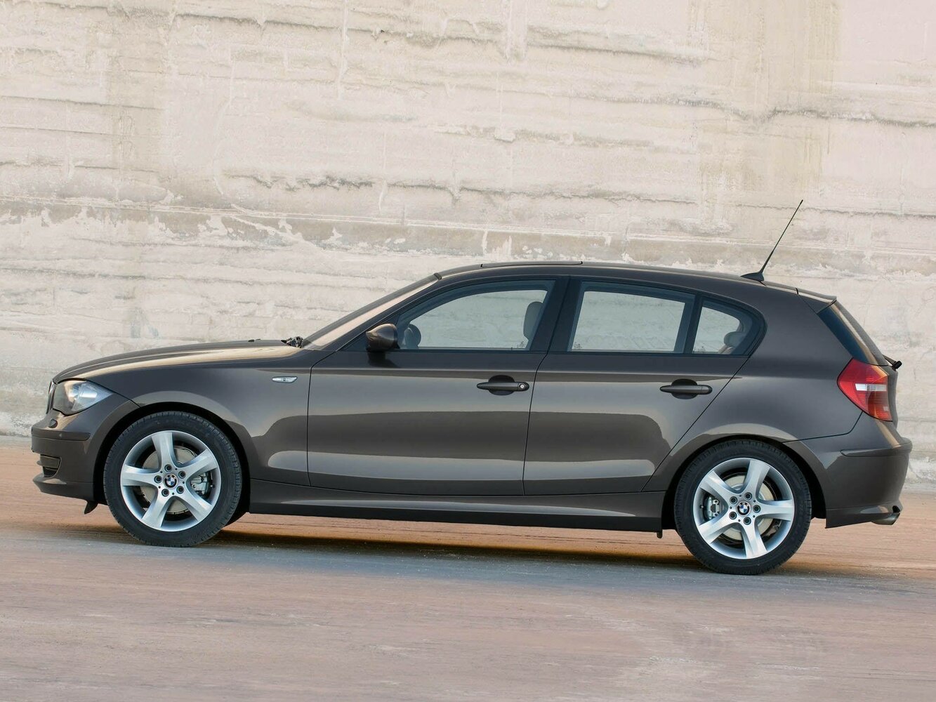 BMW 1 серии — справочные фотографии комплектации, Сбоку