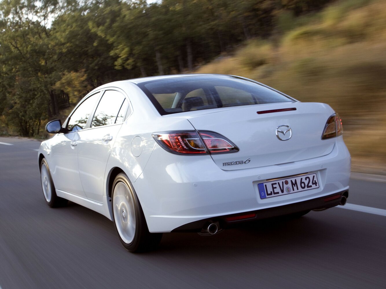 Mazda 6 — справочные фотографии комплектации, Сзади