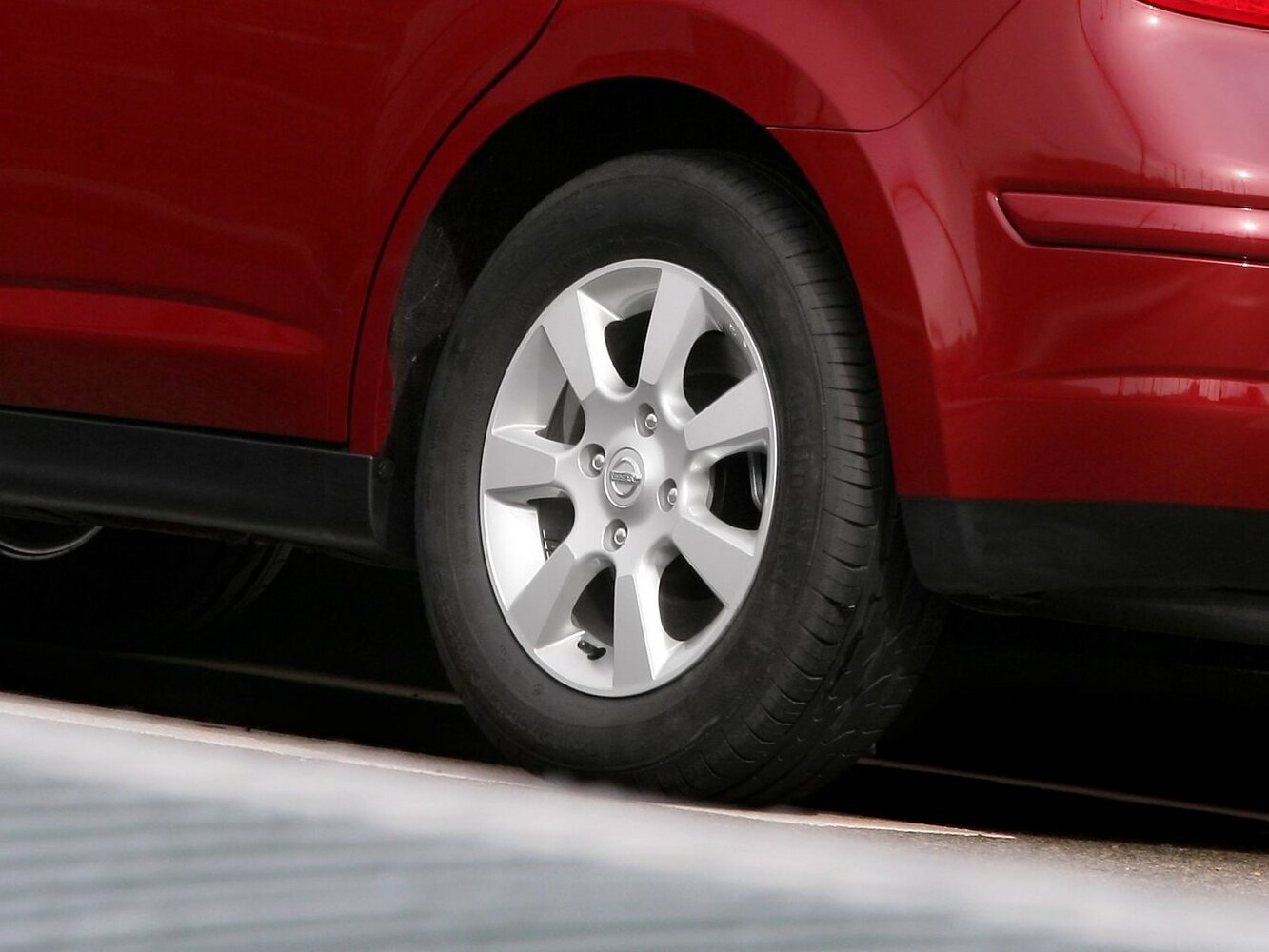 Nissan Tiida — справочные фотографии комплектации, Диск