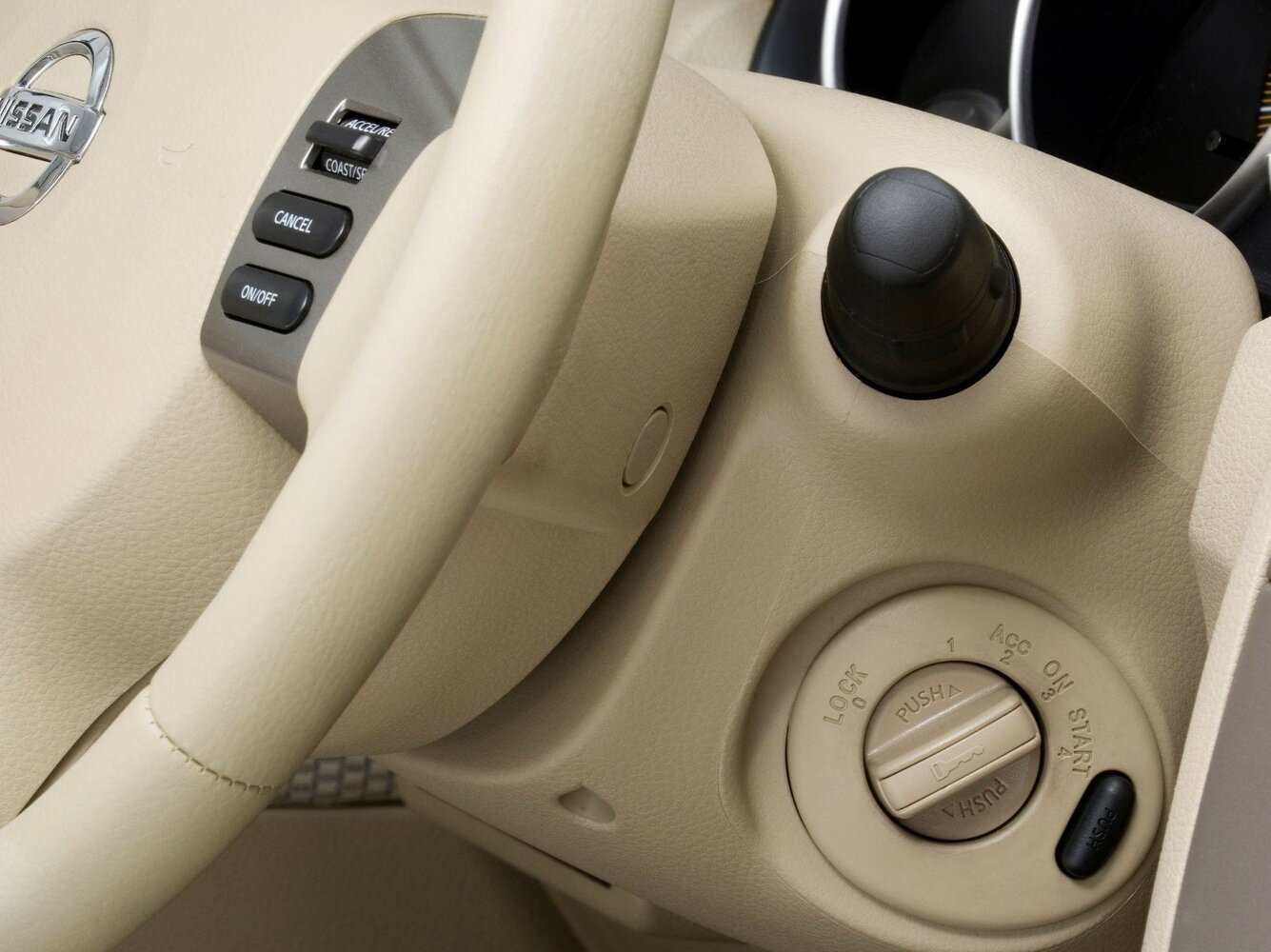 Nissan Tiida — справочные фотографии комплектации, Интерьер 2