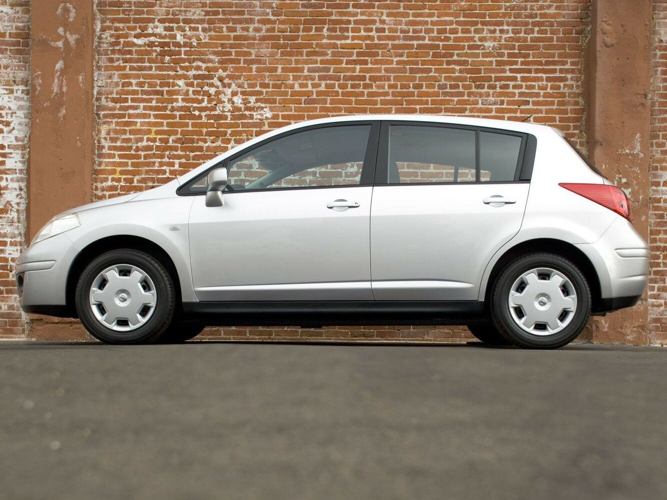 Nissan Tiida — справочные фотографии комплектации, Сбоку