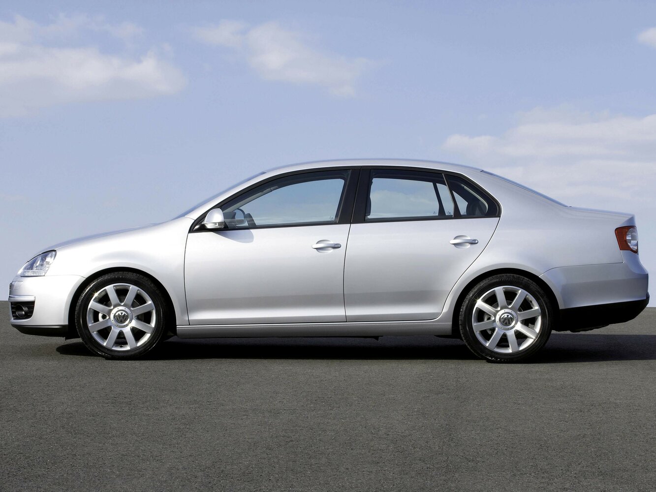 Volkswagen Jetta — справочные фотографии комплектации, Сбоку