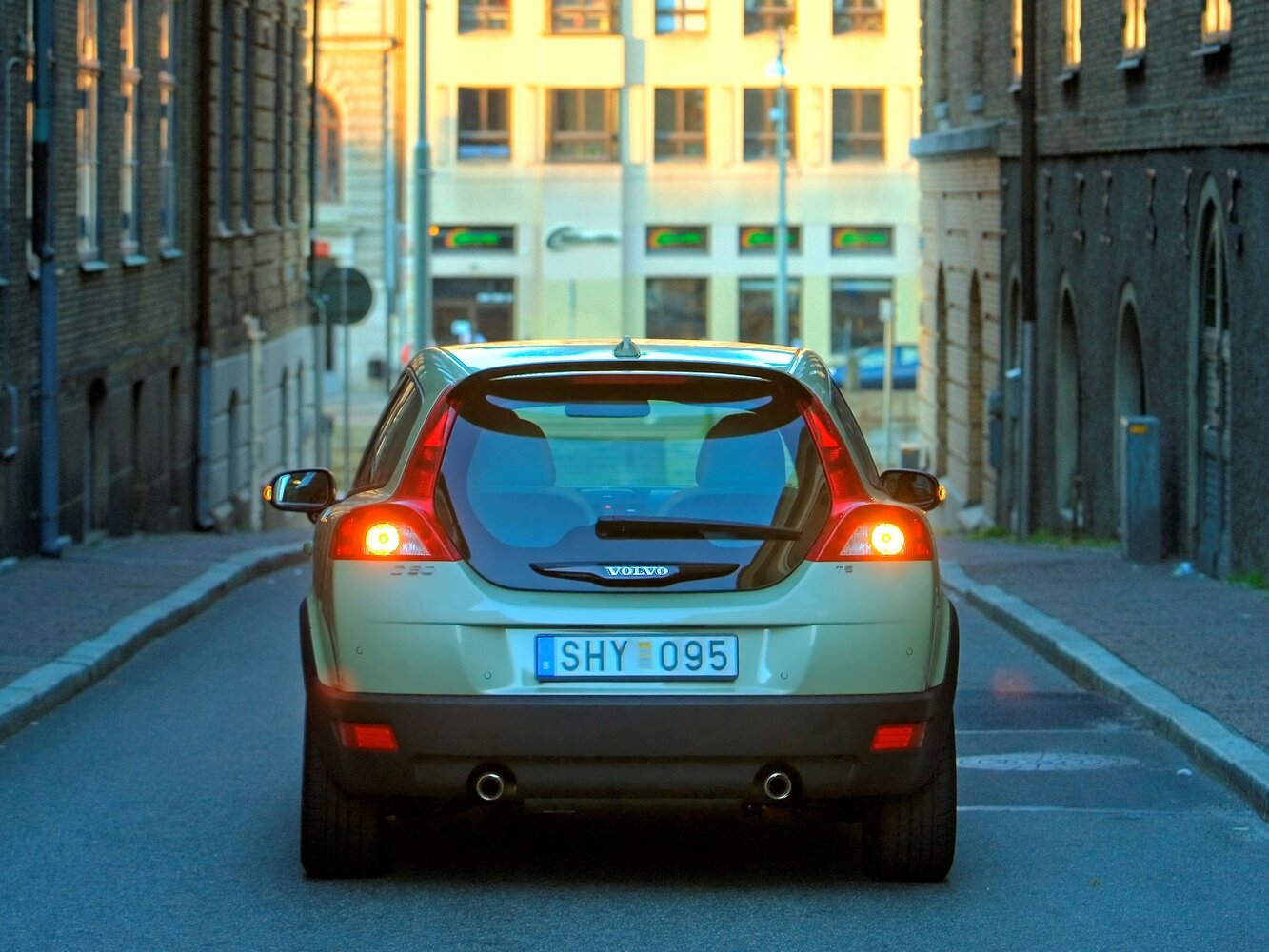 Volvo C30 — справочные фотографии комплектации, Сзади