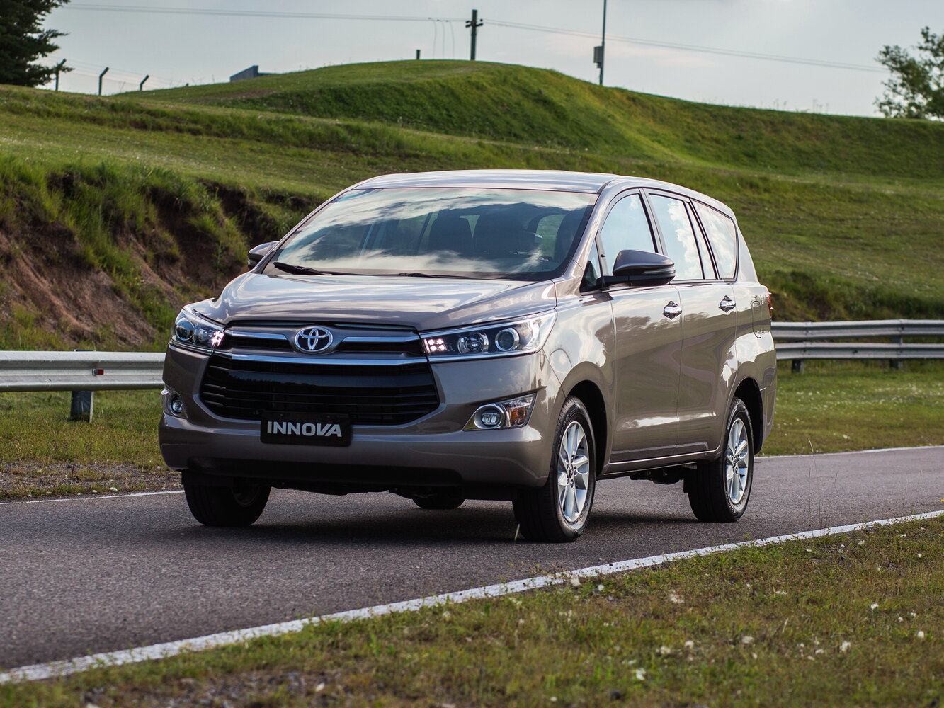 Toyota Innova — II поколение (2015–2026)