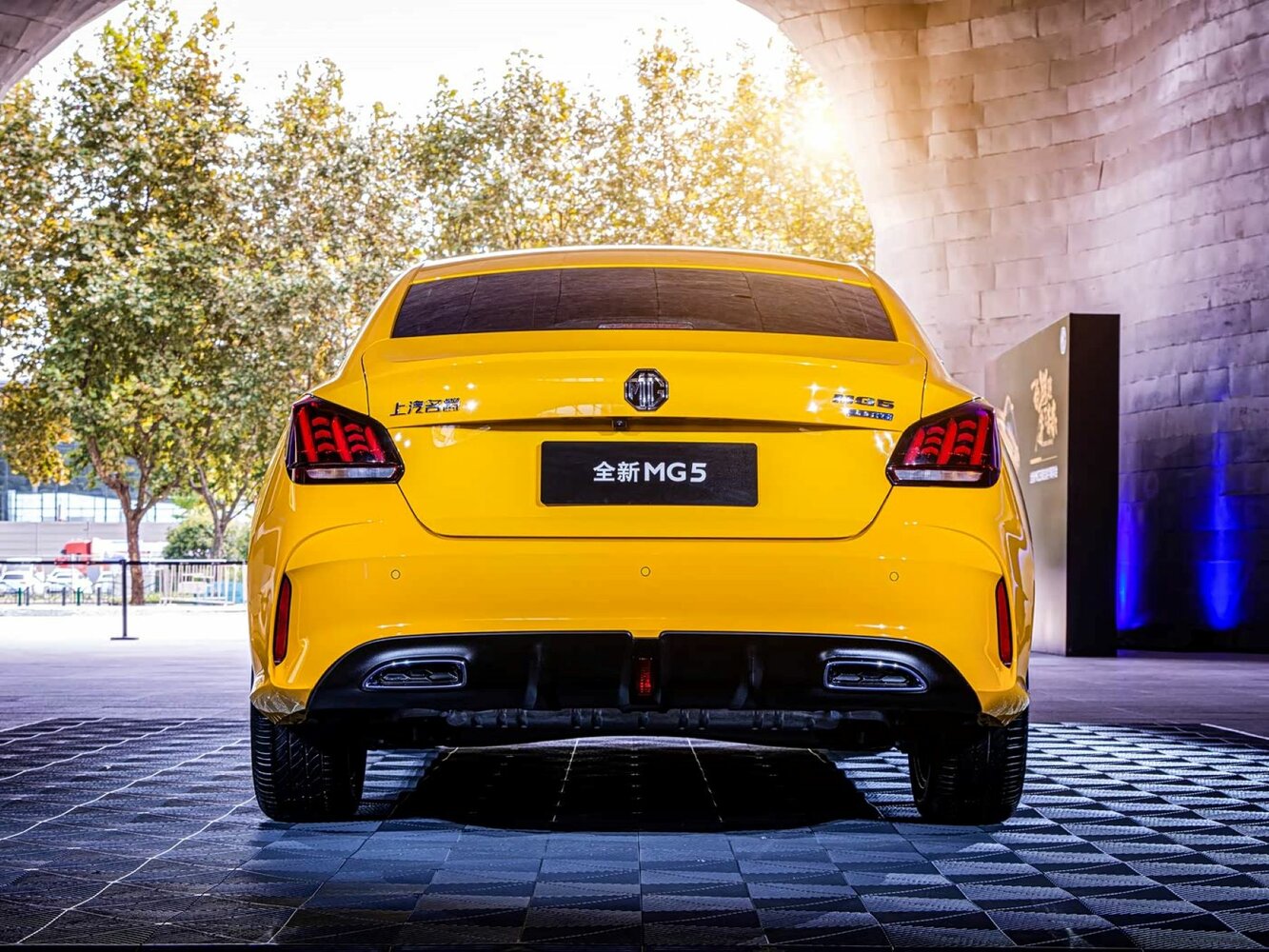 MG 5 — справочные фотографии комплектации, Сзади