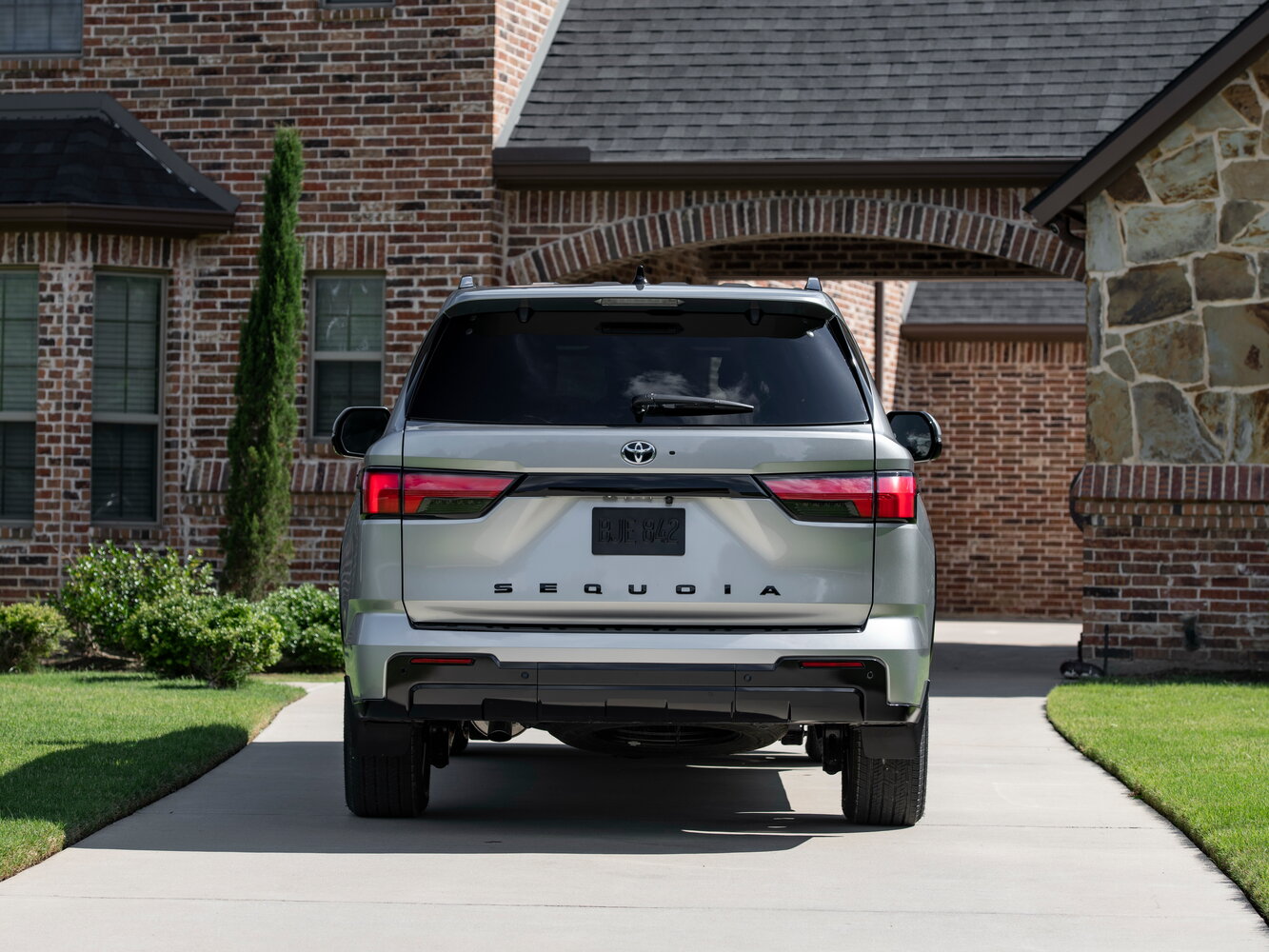 Toyota Sequoia — справочные фотографии комплектации, Сзади