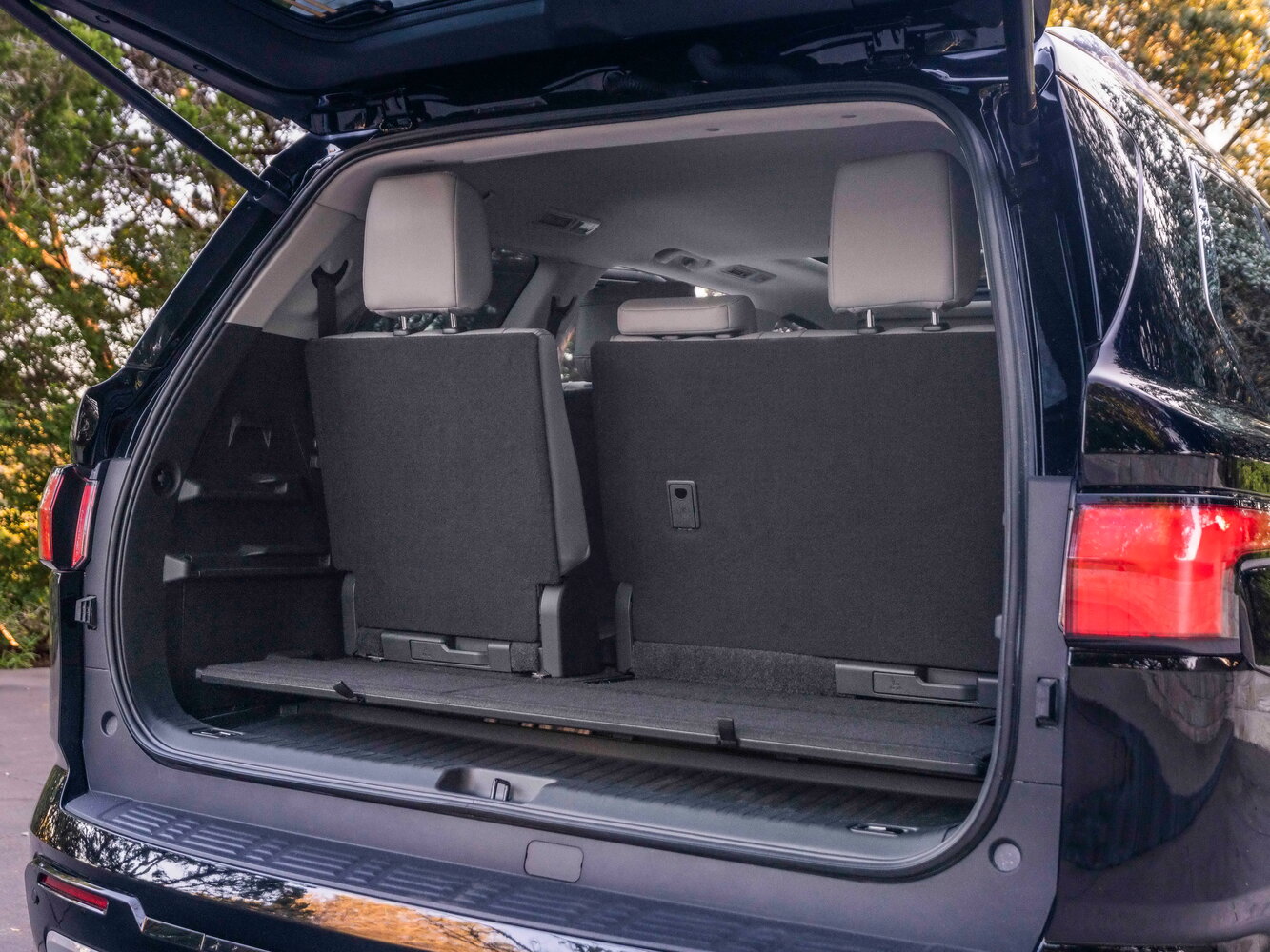 Toyota Sequoia — справочные фотографии комплектации, Багажник