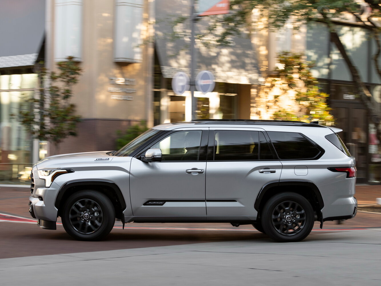 Toyota Sequoia — справочные фотографии комплектации, Сбоку