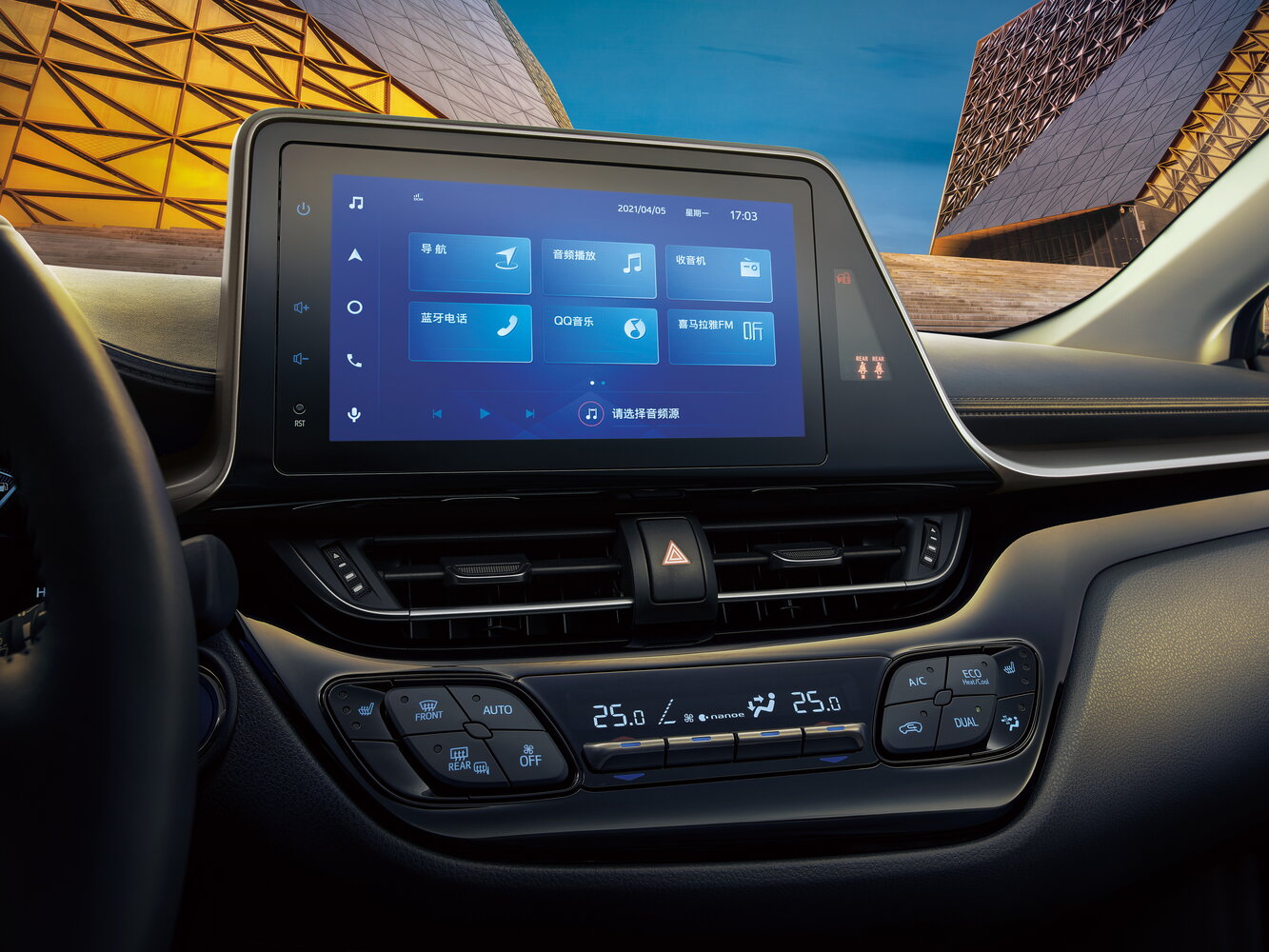 Toyota Izoa — справочные фотографии комплектации, Интерьер 1