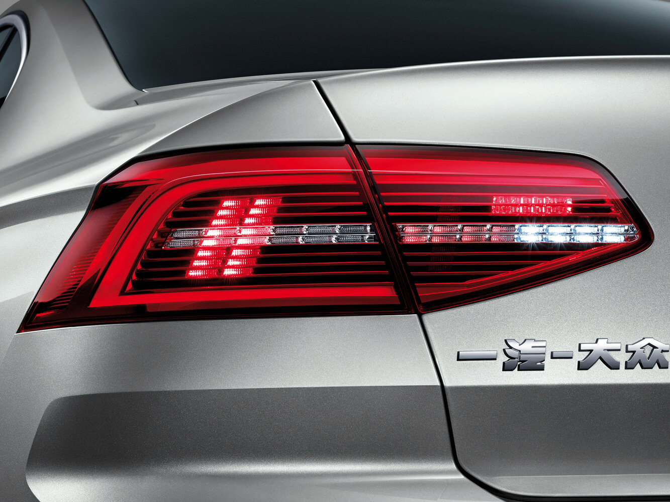 Volkswagen Magotan — справочные фотографии комплектации, Задняя фара