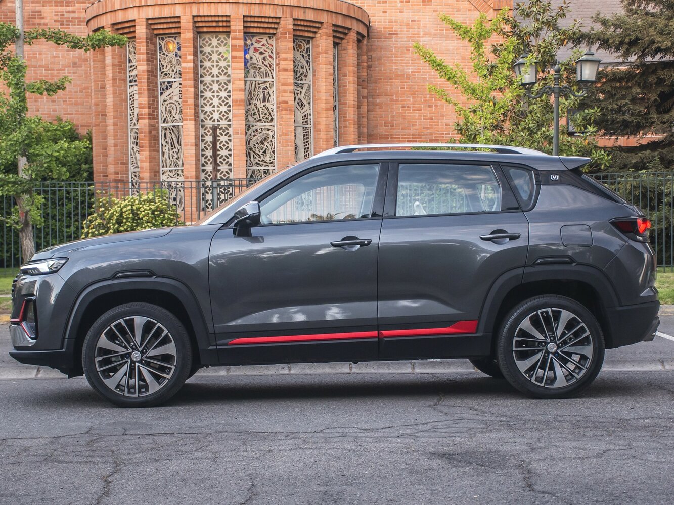Changan CS35 Plus — справочные фотографии комплектации, Сбоку
