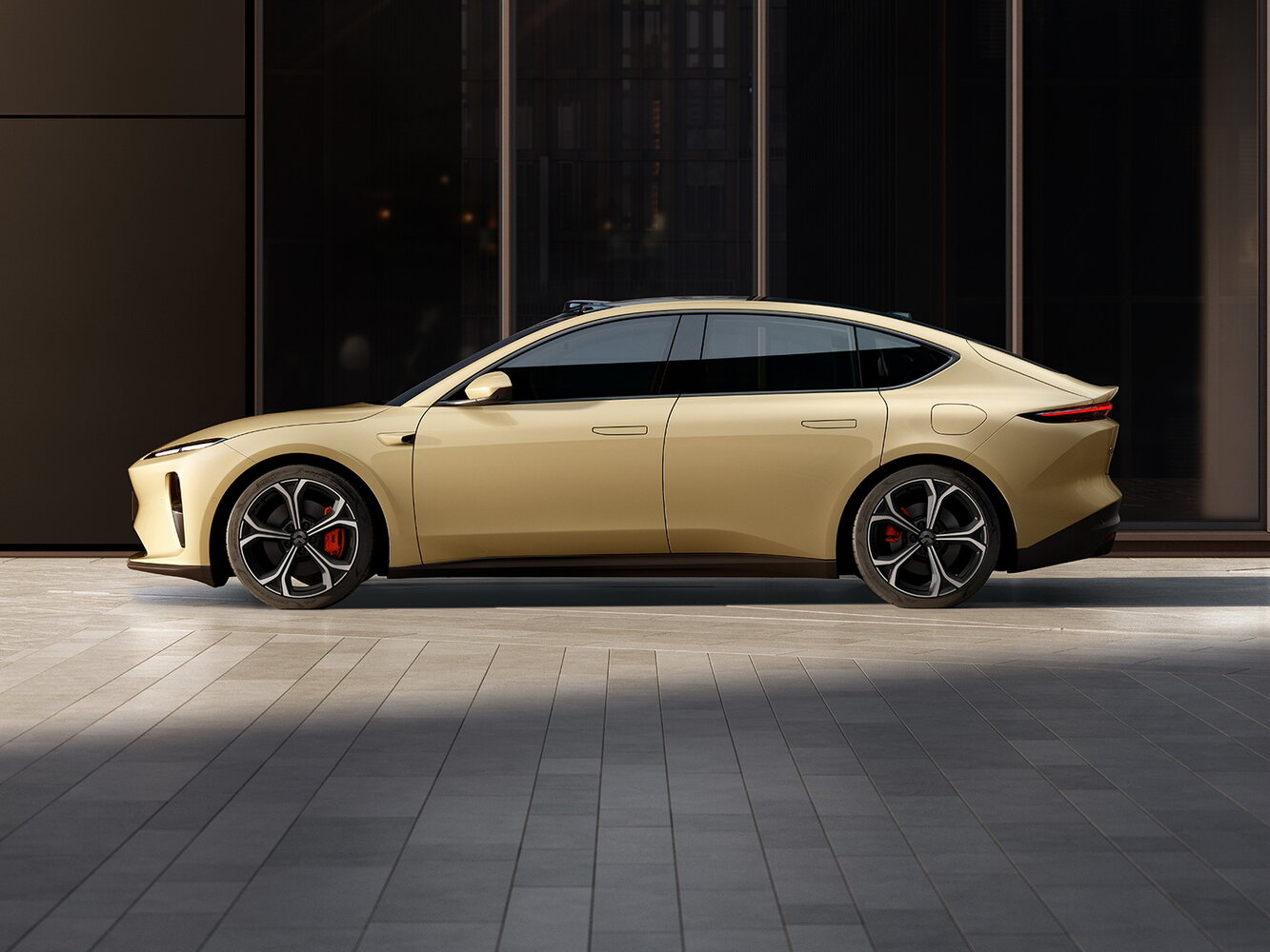 NIO ET5 — справочные фотографии комплектации, Сбоку