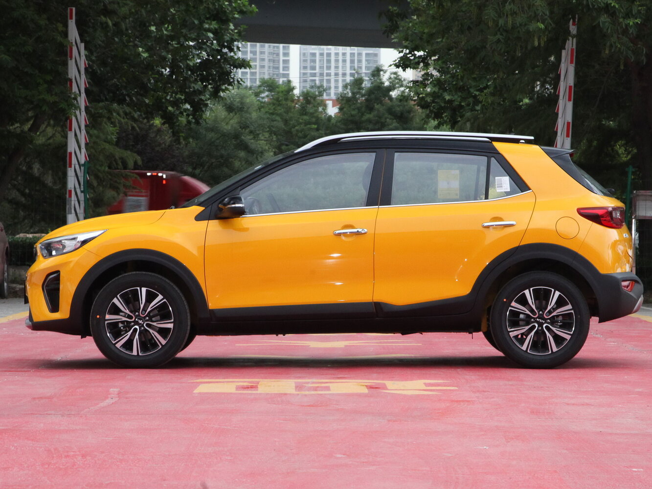 Kia KX1 — справочные фотографии комплектации, Сбоку
