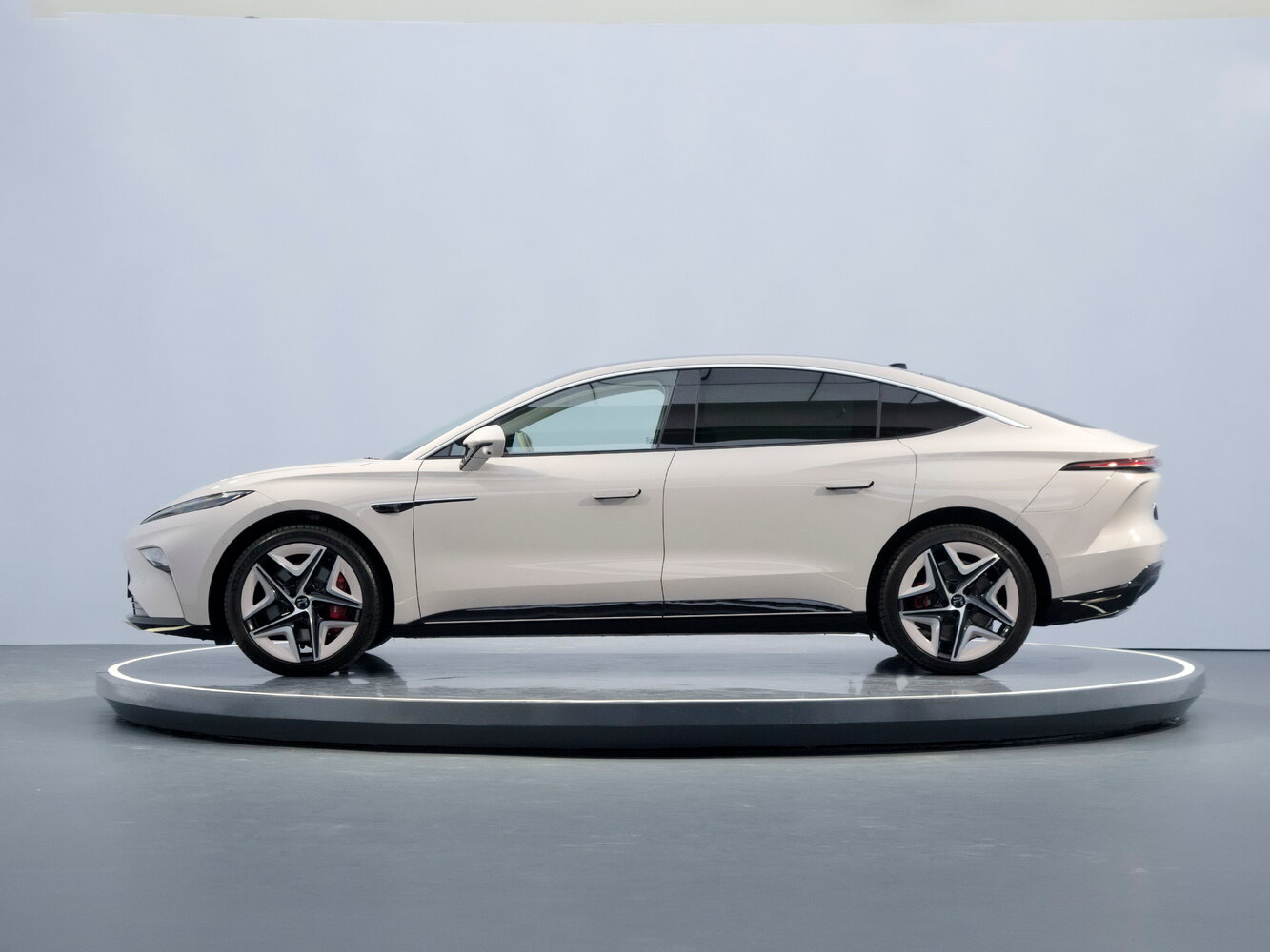 Rising Auto F7 — справочные фотографии комплектации, Сбоку