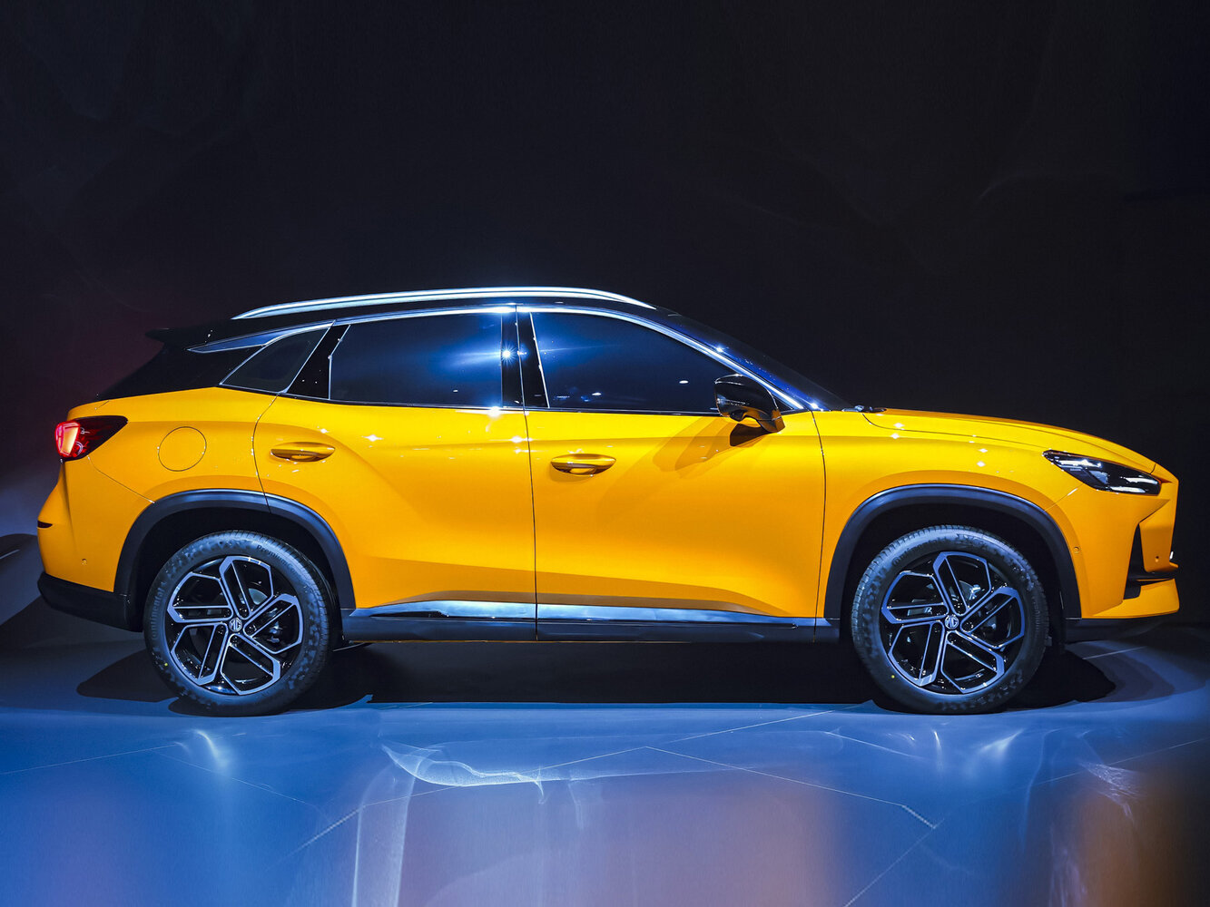 MG One — справочные фотографии комплектации, Сбоку