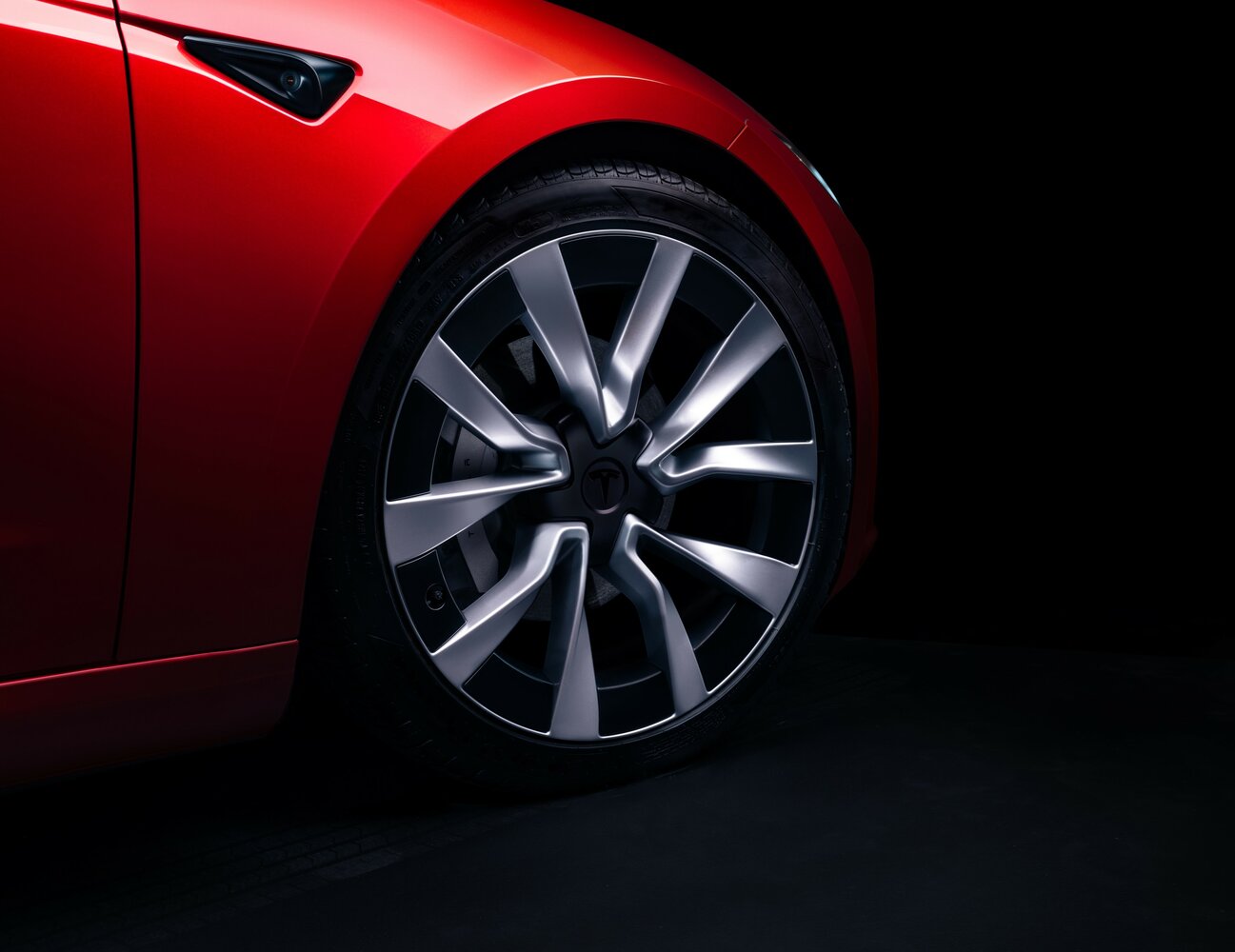 Tesla Model 3 — справочные фотографии комплектации, Диск