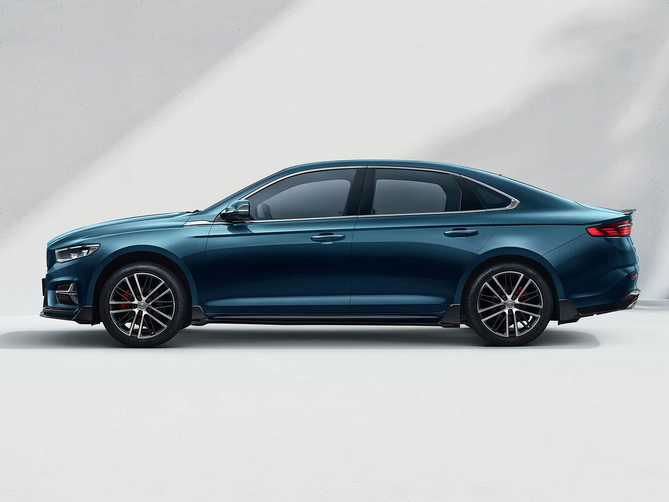 Geely Preface — справочные фотографии комплектации, Сбоку