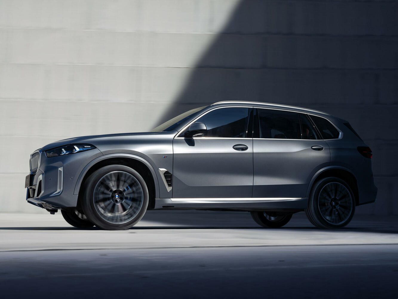BMW X5 — справочные фотографии комплектации, Сбоку