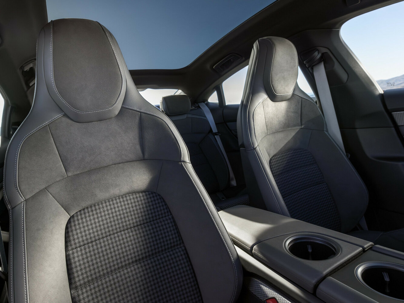 Porsche Taycan — справочные фотографии комплектации, Интерьер 2