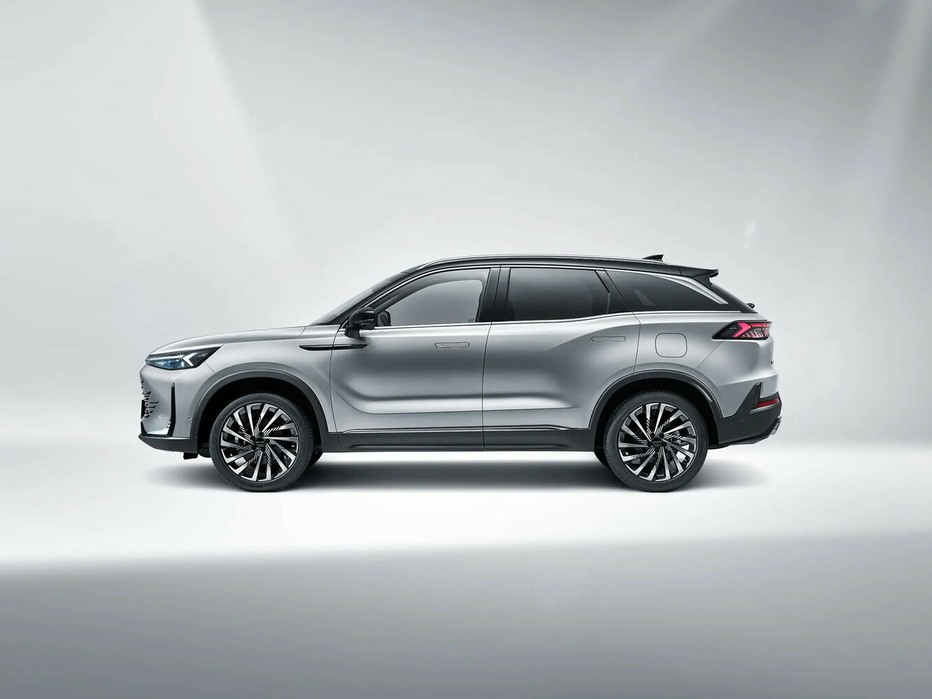 BAIC X7 — справочные фотографии комплектации, Сбоку