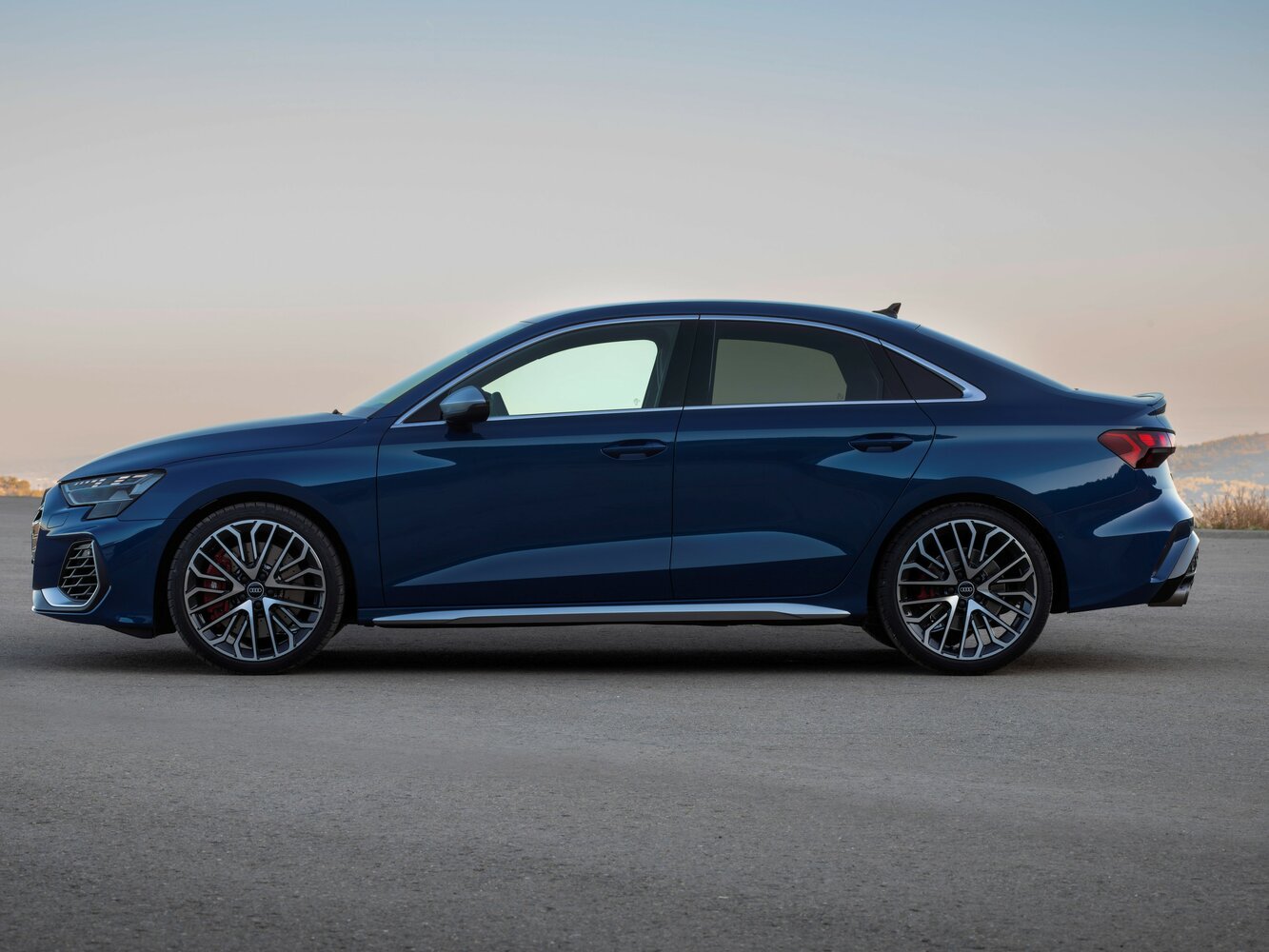 Audi S3 — справочные фотографии комплектации, Сбоку