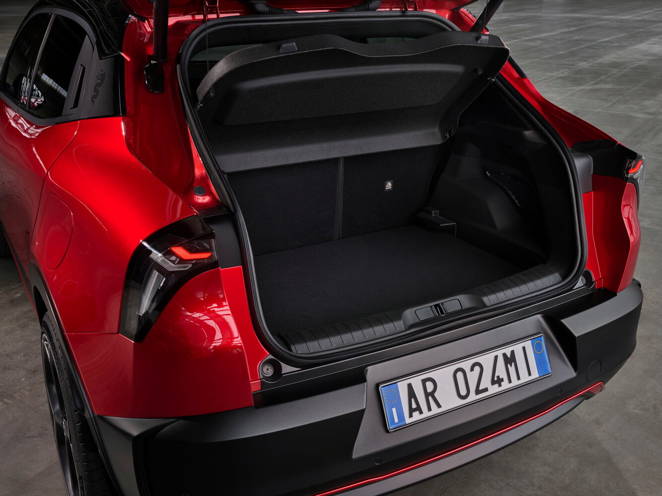 Alfa Romeo Junior — справочные фотографии комплектации, Багажник